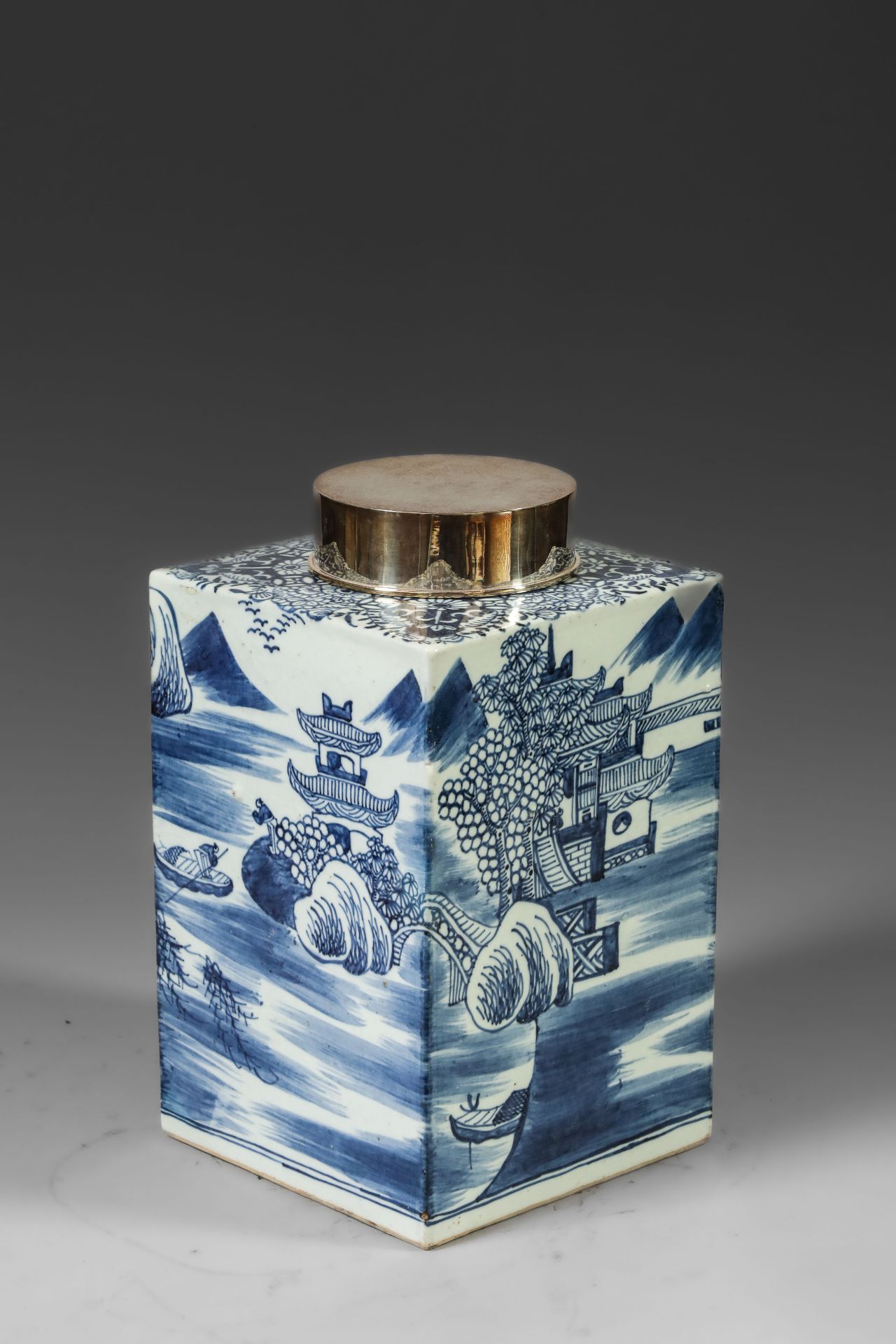 Suite de neuf pots à thé quadrangulaire en porcelaine blanche décoré en bleu sous couverte de - Image 38 of 47