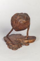 Racine de bois de forme ovoïde sculpté en boîte ouvrant par un couvercle et rappelant le crapaud