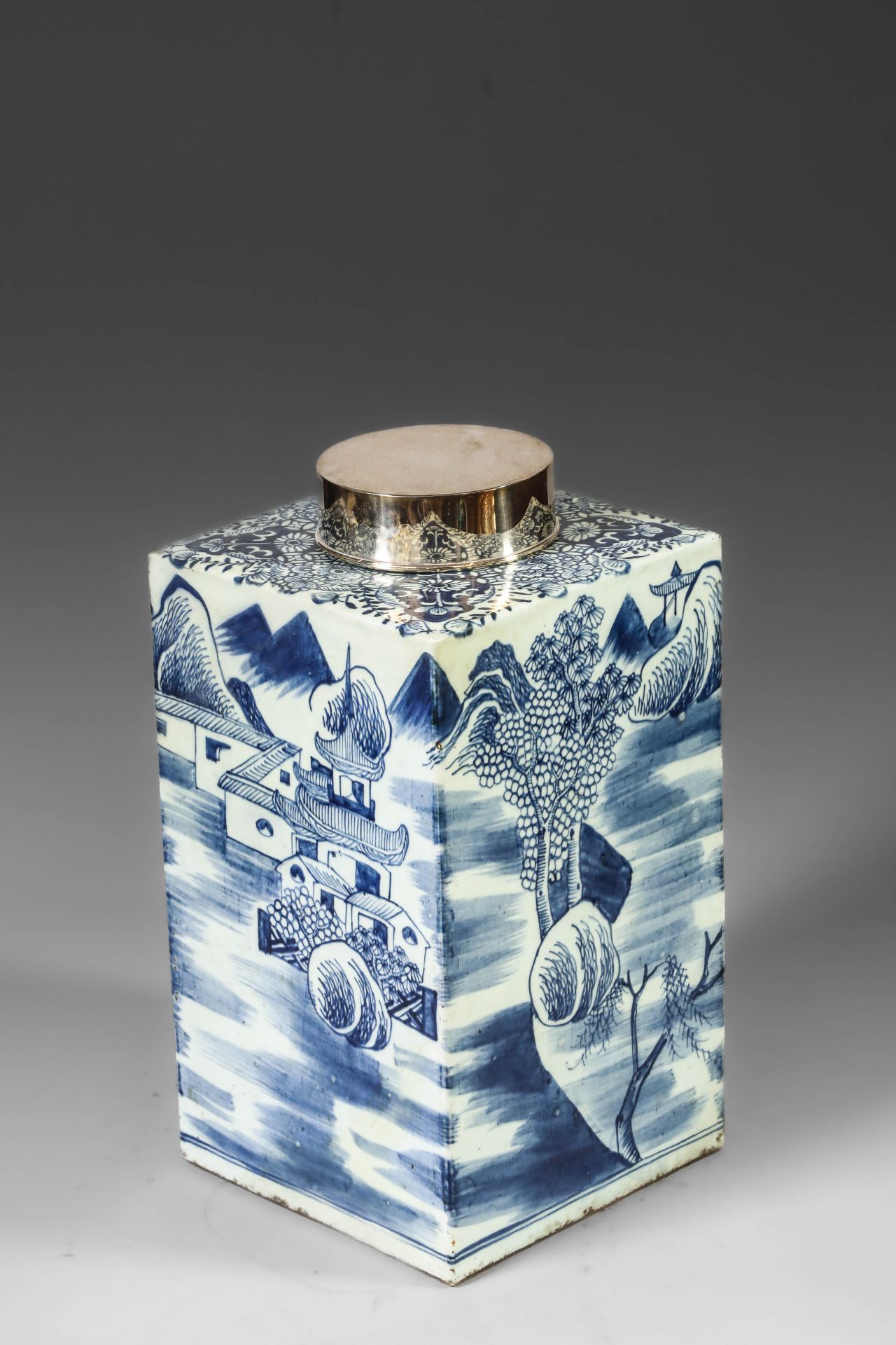 Suite de neuf pots à thé quadrangulaire en porcelaine blanche décoré en bleu sous couverte de - Image 21 of 47