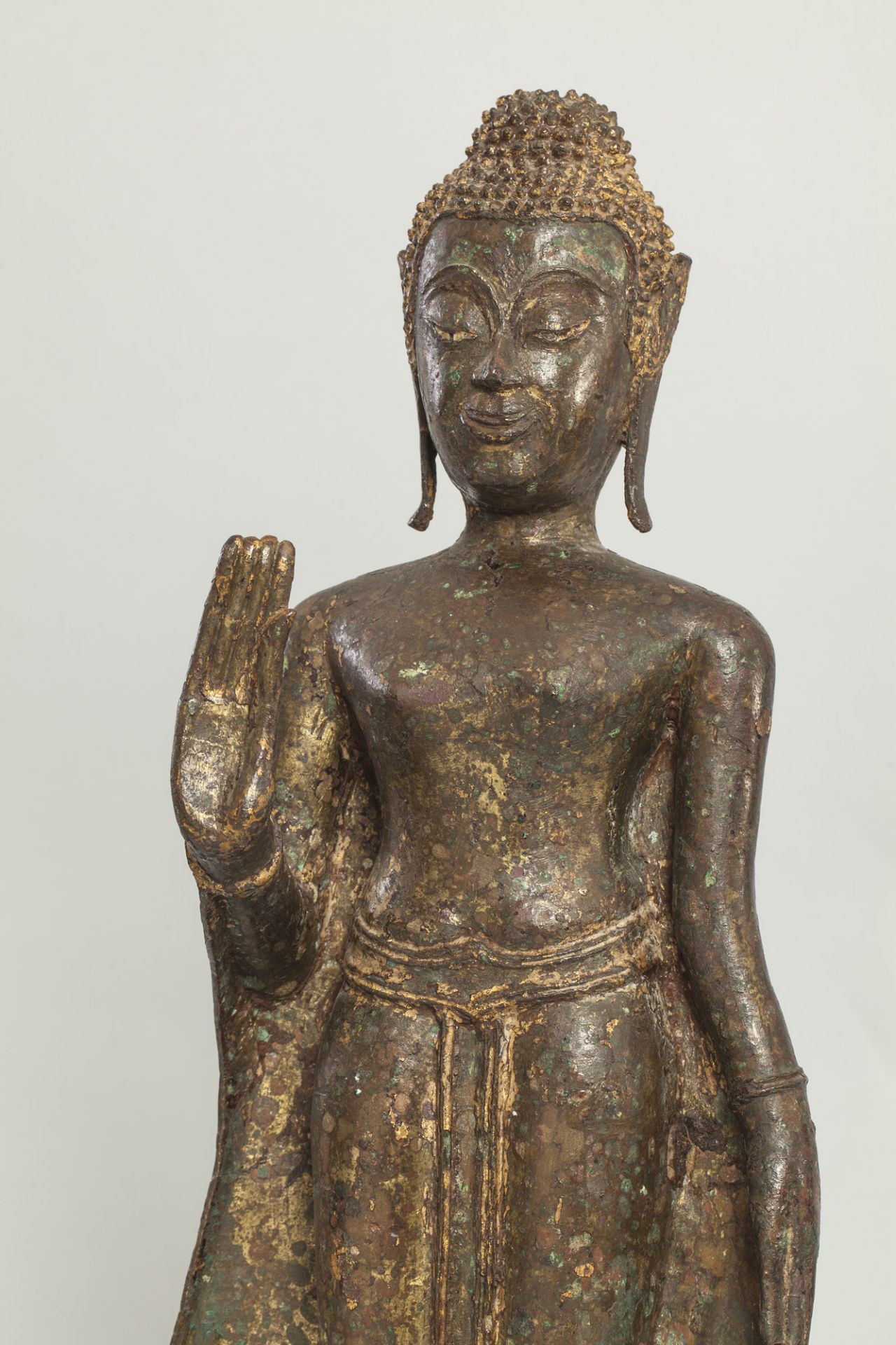 Buddha debout vêtu de la robe monastique utarasanga, une main en abaya mudra geste du renoncement - Bild 2 aus 2
