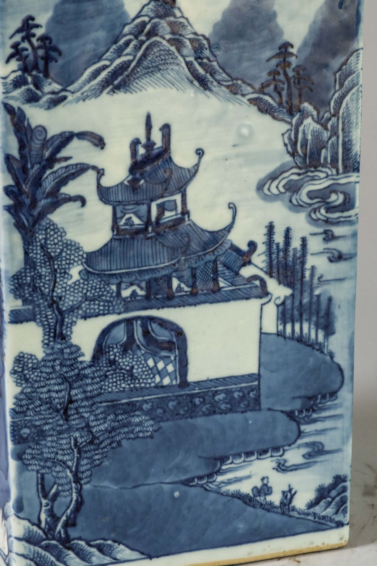 Suite de neuf pots à thé quadrangulaire en porcelaine blanche décoré en bleu sous couverte de - Image 36 of 47