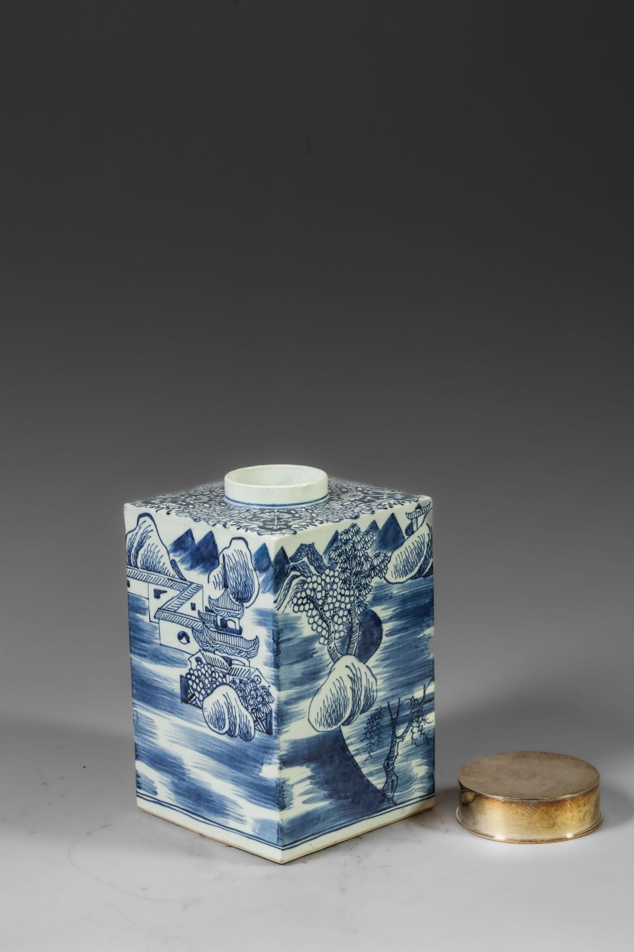 Suite de neuf pots à thé quadrangulaire en porcelaine blanche décoré en bleu sous couverte de - Image 42 of 47
