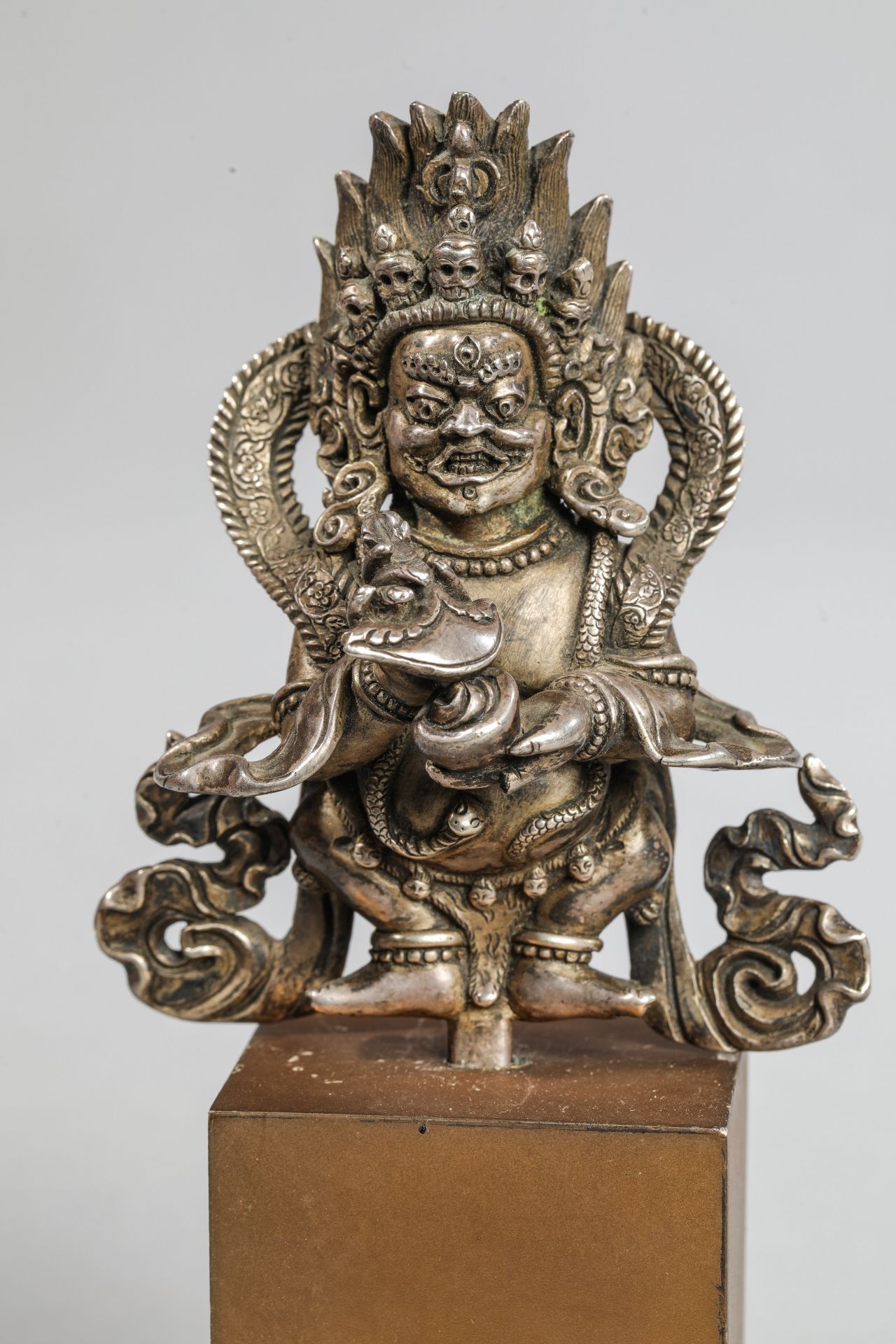 Le Dharmapala «  Mahakala » , déité protectrice du Dharma dans le Bouddhisme Vajrayâna , sous une - Image 2 of 3