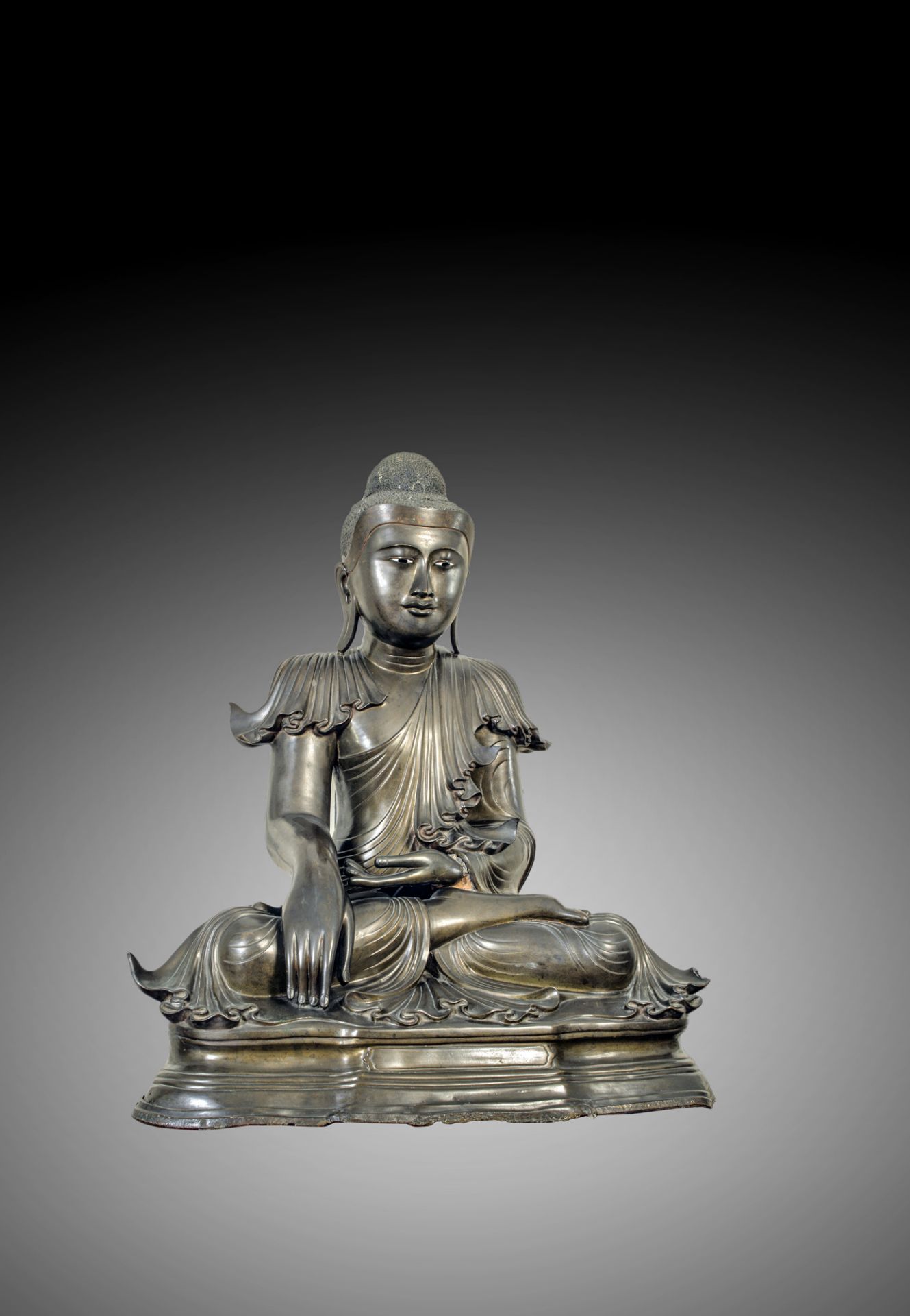 Buddha Maravijaya assis en Vajrasana et Bumishparsha Mudra, vêtu d’une robe monastique au plissé