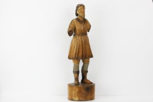 Disciple vêtu d'une tunique courte Bois de tilleul à traces de polychromie 17 eme siècle