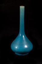 Vase flacon a haut col fin et panse piriforme en porcelaine à glaçure monochrome bleu turquoise