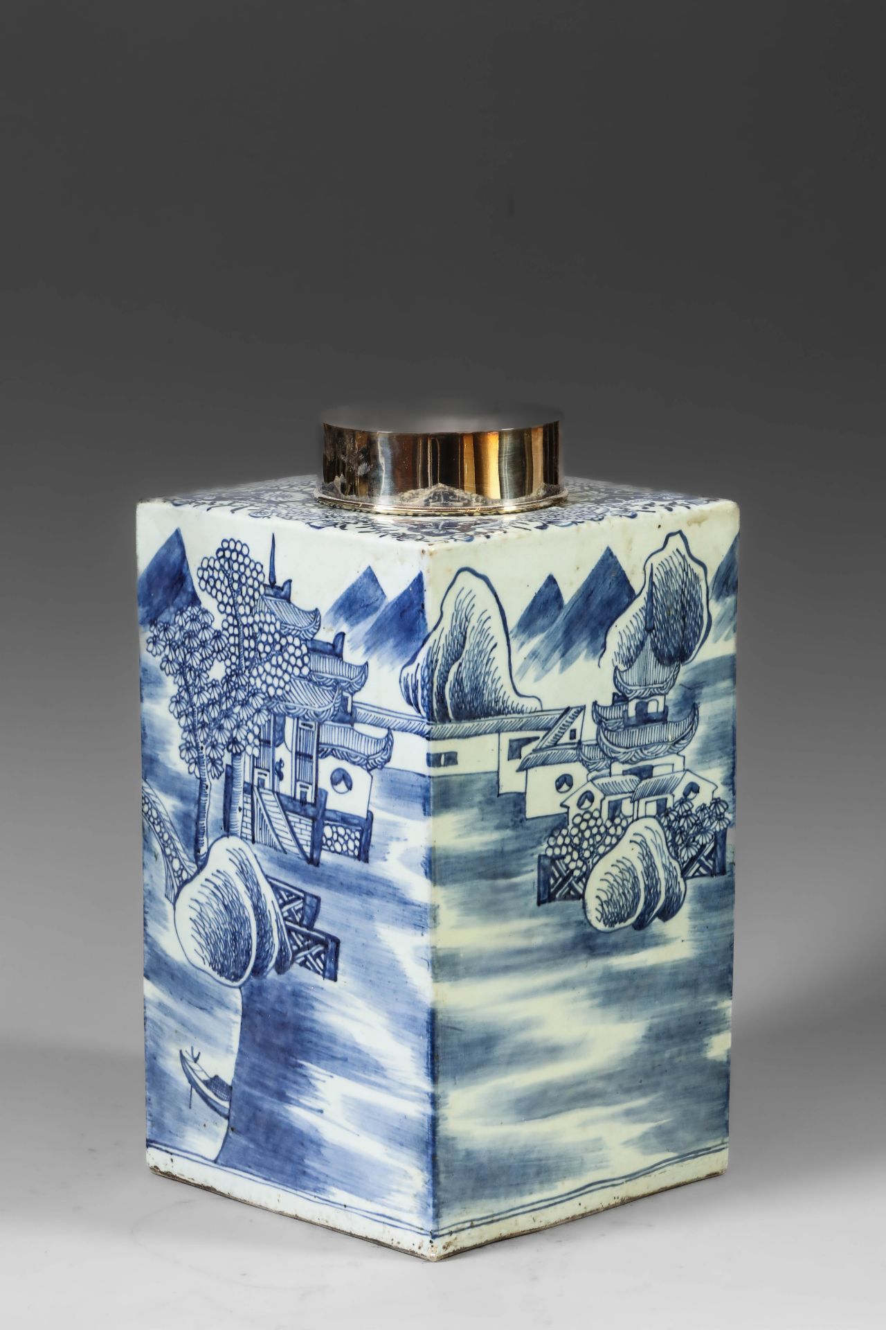 Suite de neuf pots à thé quadrangulaire en porcelaine blanche décoré en bleu sous couverte de - Image 16 of 47