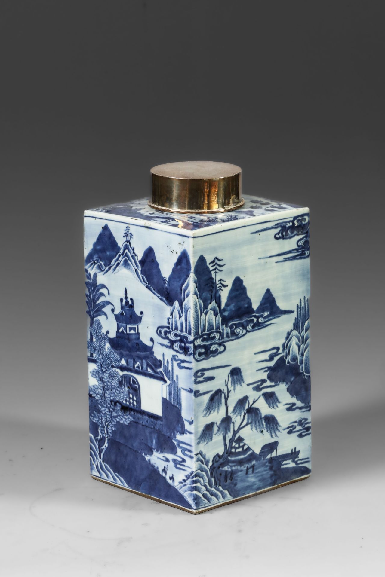 Suite de neuf pots à thé quadrangulaire en porcelaine blanche décoré en bleu sous couverte de - Image 10 of 47