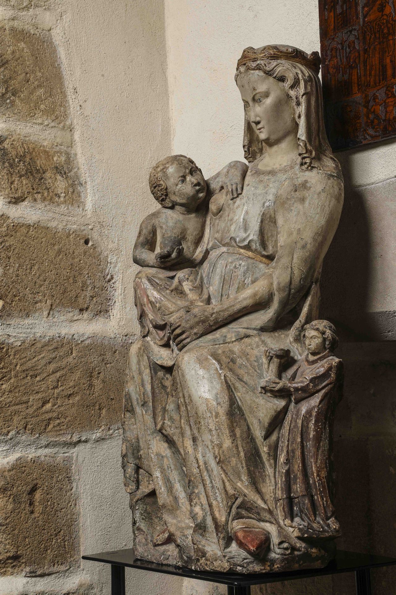 Vierge à l'enfant allaitant accompagnée de deux anges Pierre Vers 1400 Ht 90cm x 45cm x30cm Sothebys - Bild 5 aus 9