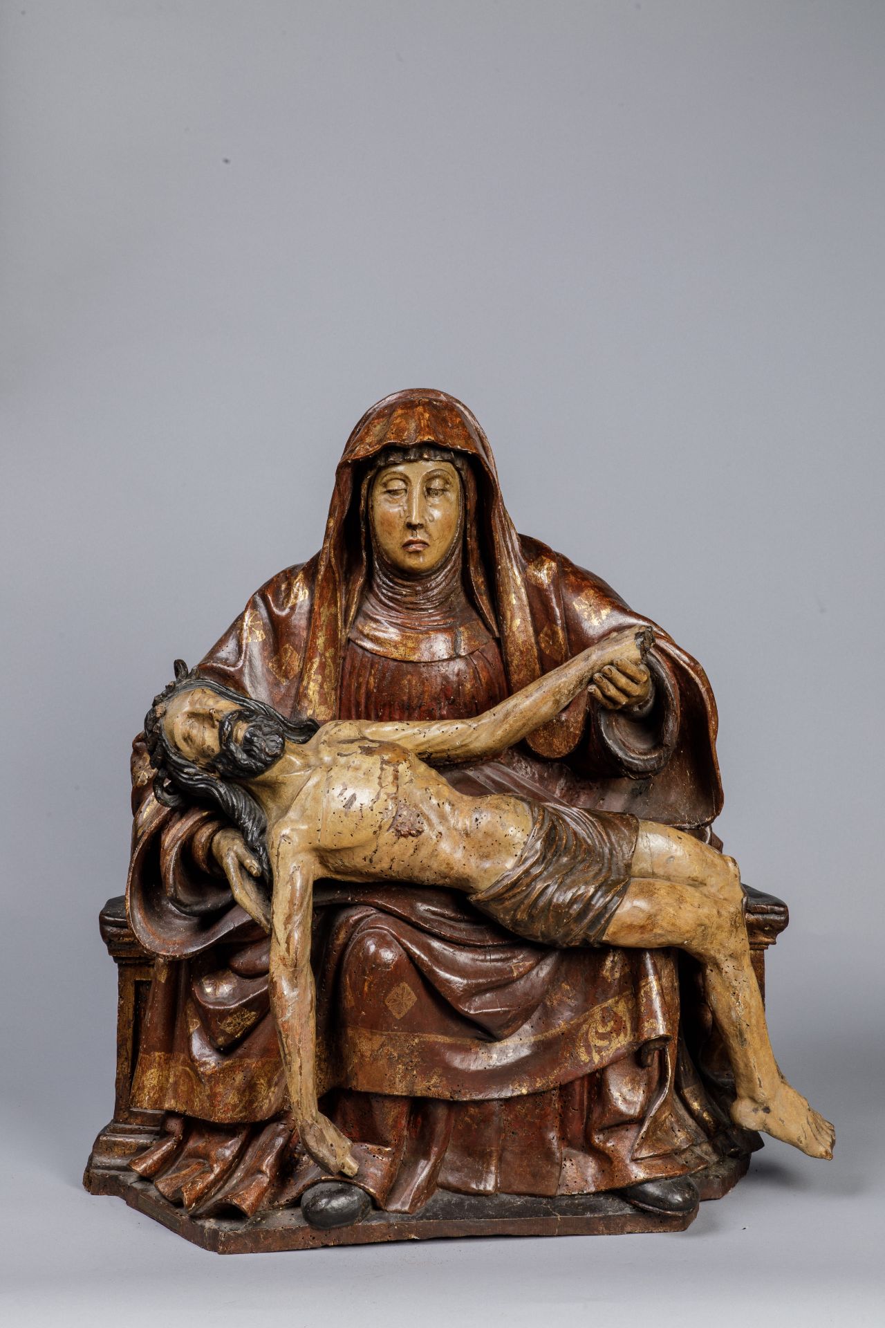 Vierge de pitié Bois de noyer polychromé et partiellement doré Début 16 eme siècle 84 x72x30cm - Image 3 of 9