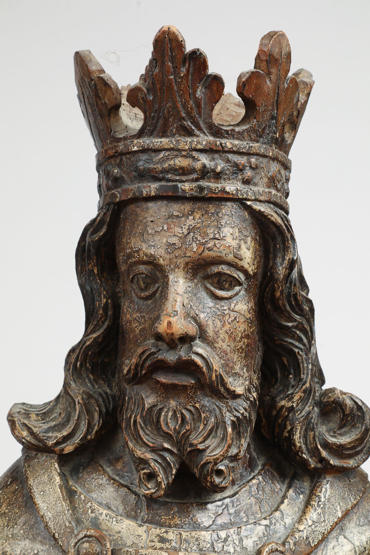Saint ou roi couronné en armure Bois de tilleul polychrome Allemagne Vers 1500 Ht 160 x 60cm - Image 2 of 4