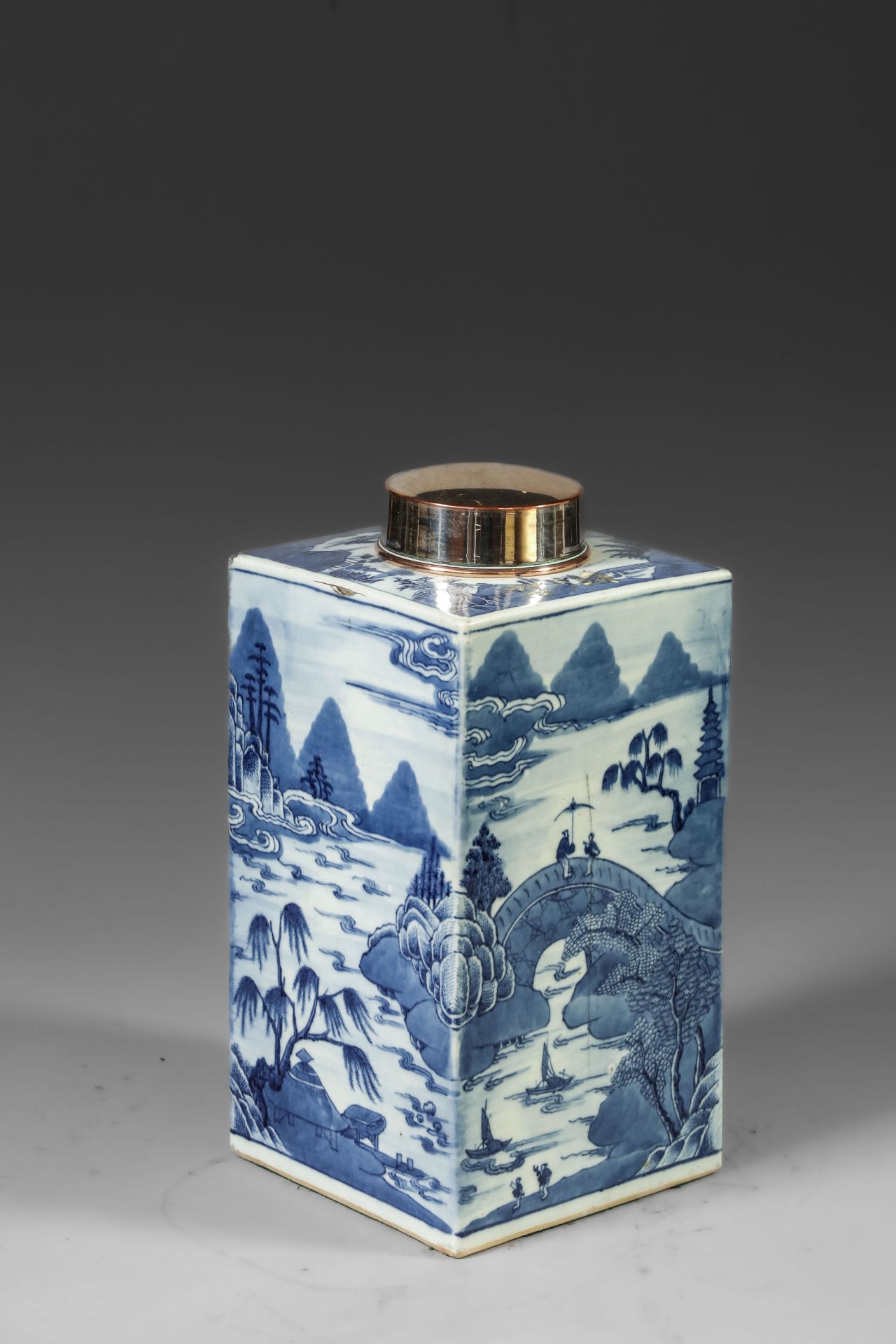 Suite de neuf pots à thé quadrangulaire en porcelaine blanche décoré en bleu sous couverte de - Image 34 of 47