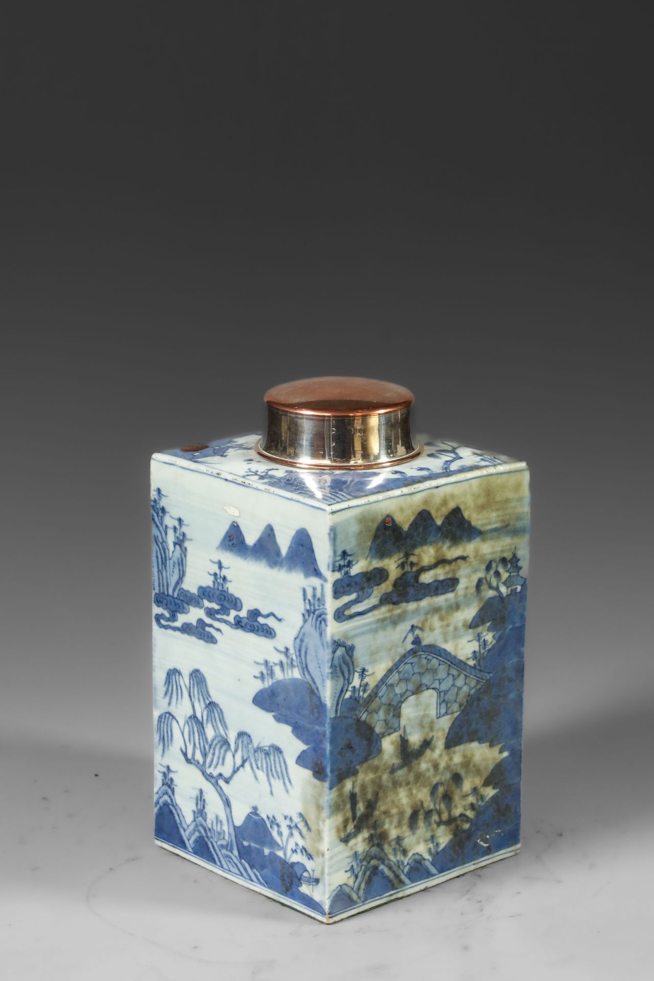 Suite de neuf pots à thé quadrangulaire en porcelaine blanche décoré en bleu sous couverte de - Image 44 of 47