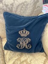 Paire de coussins en velours bleu appliqués avec des monogrammes couronnés en stump-work réalisés