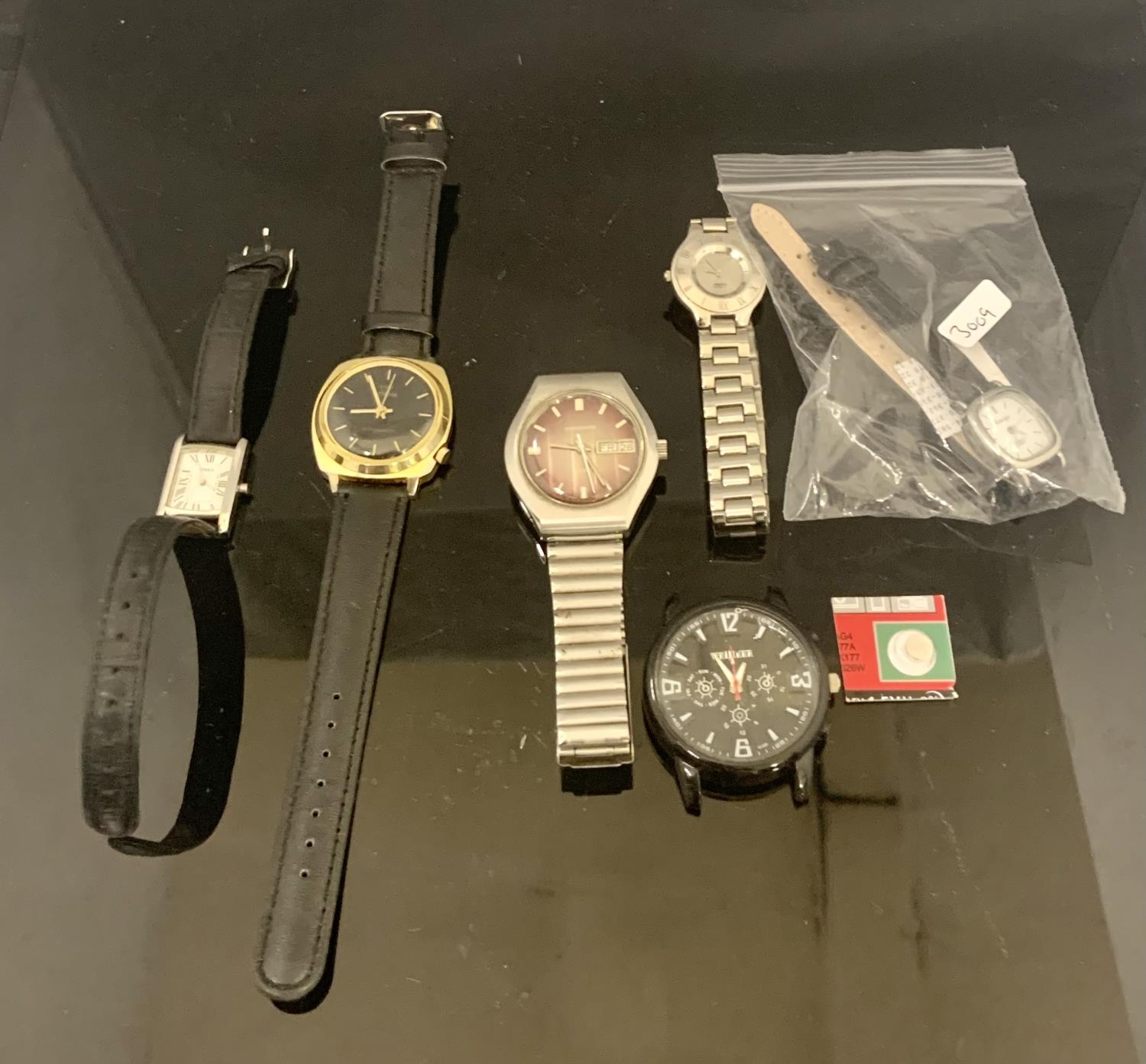 A SMALL COLLECTION OF WRISTWATCHES INCL A MECHANICAL WATCH IN GWO & 4 OTHERS