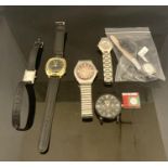 A SMALL COLLECTION OF WRISTWATCHES INCL A MECHANICAL WATCH IN GWO & 4 OTHERS