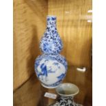 BLUE AND WHITE CHINESE DOUBLE GOURD VASE ON STAND WITH 4 CHARACTER MARK TO BASE