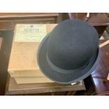 A VINTAGE SCOTT & CO OF BOND ST LONDON BOWLER HAT WITH ORIGINAL BOX - MINT CONDITION C.1968