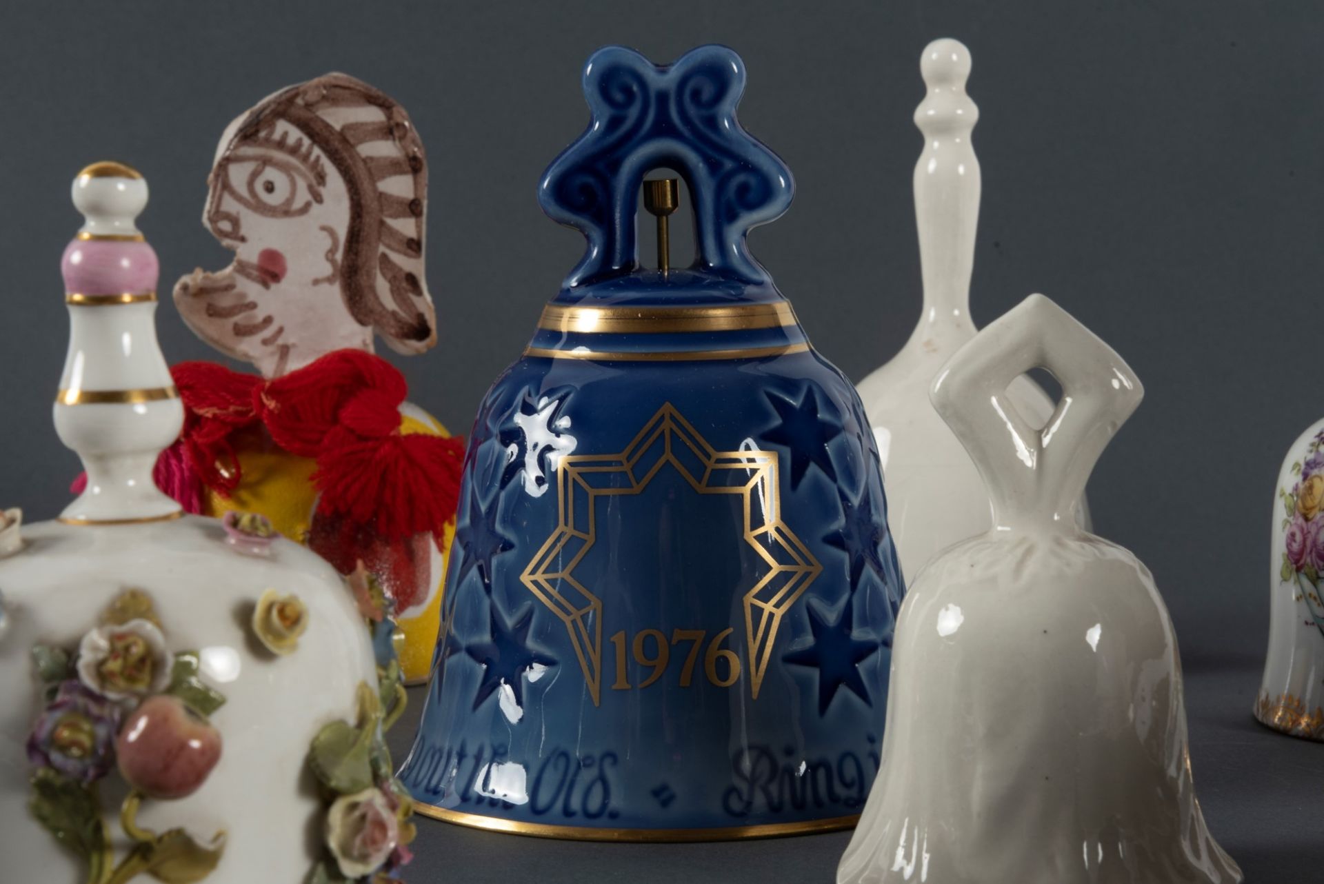Lot consisting of seventeen bells in porcelain and white and polychrome majolica, 20th century - Image 3 of 3