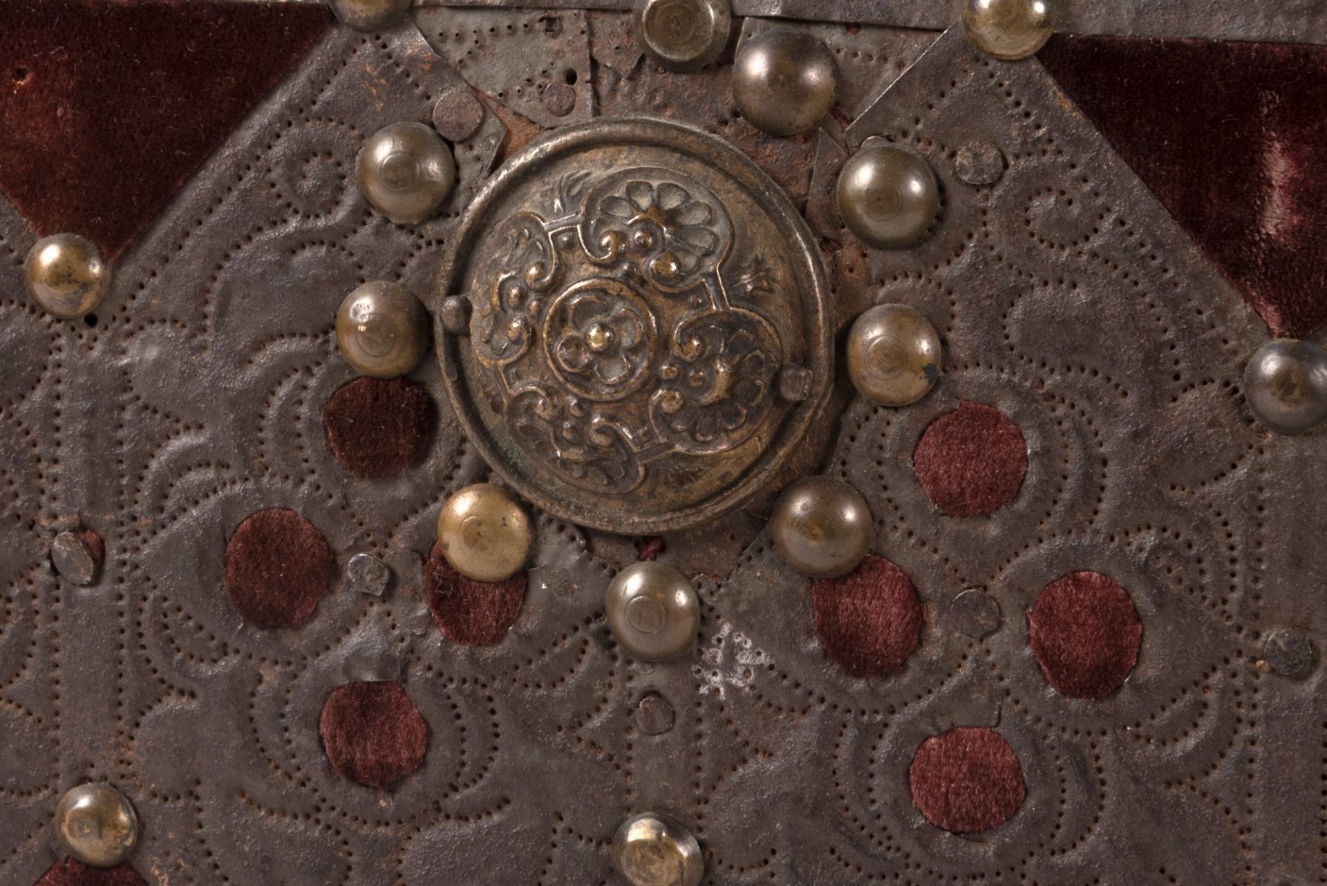 Wooden casket covered in embossed metal and red velvet, Venice 17th century - Image 4 of 4