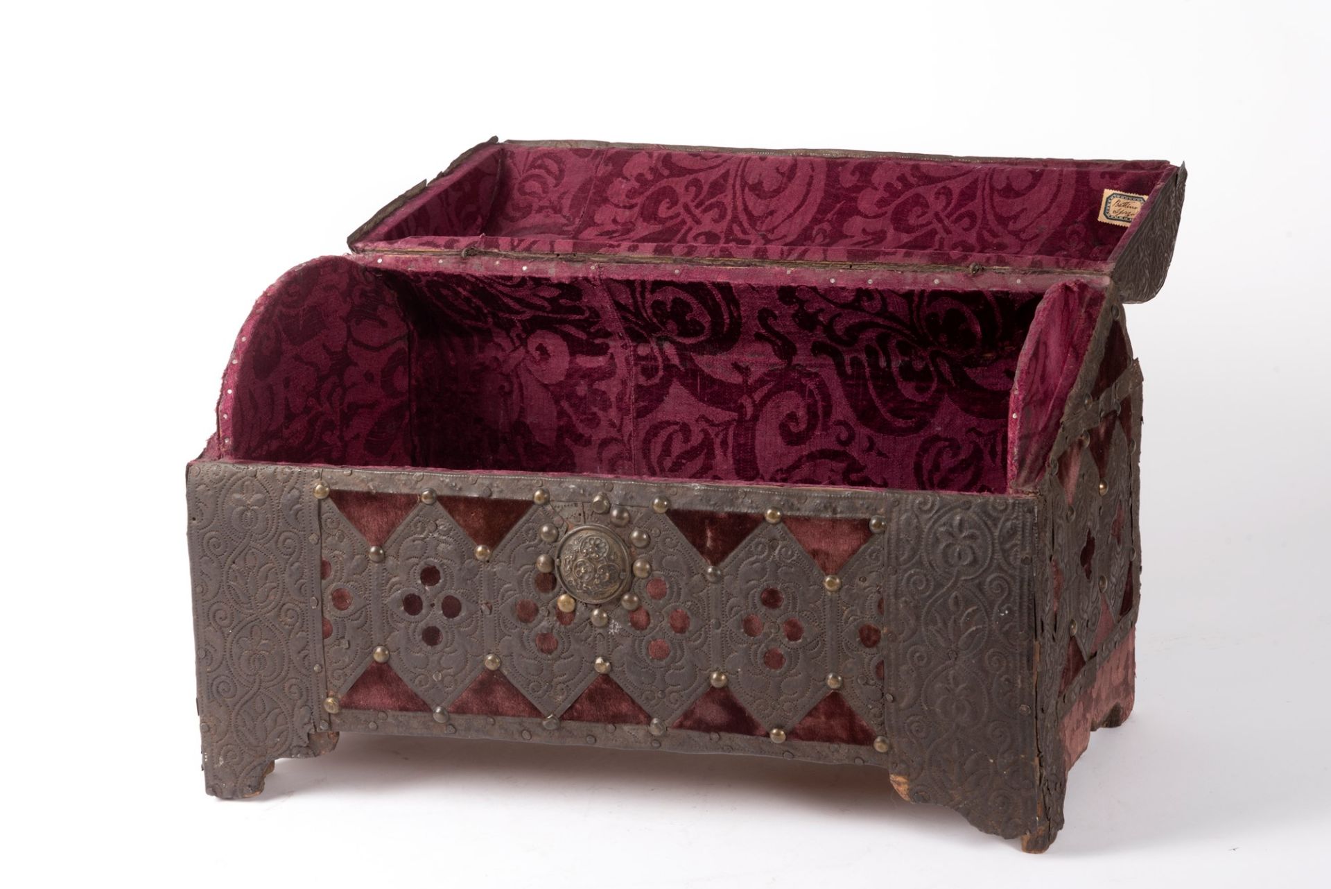 Wooden casket covered in embossed metal and red velvet, Venice 17th century - Image 2 of 4