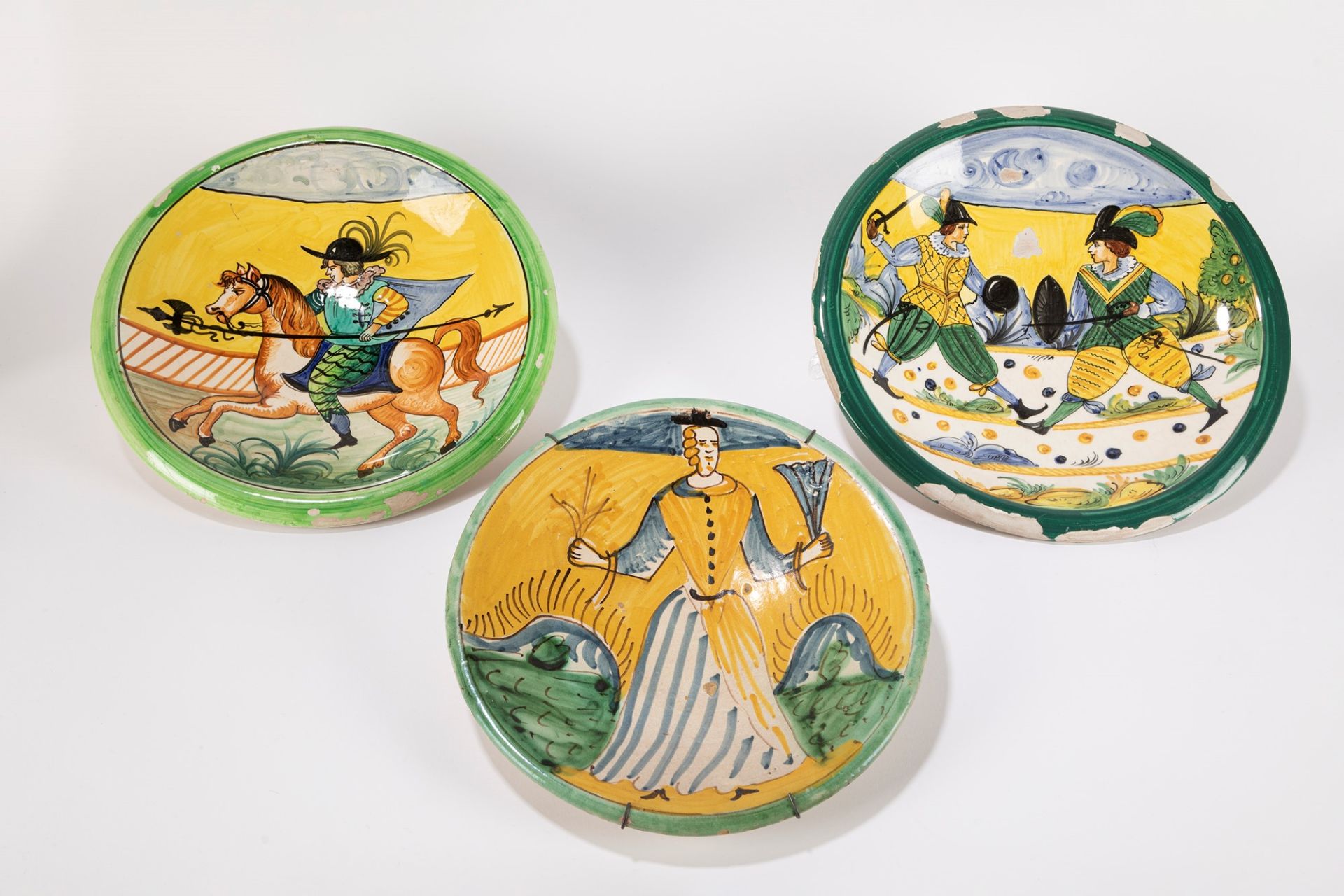 Lot consisting of three plates in polychrome majolica in the Montelupo style