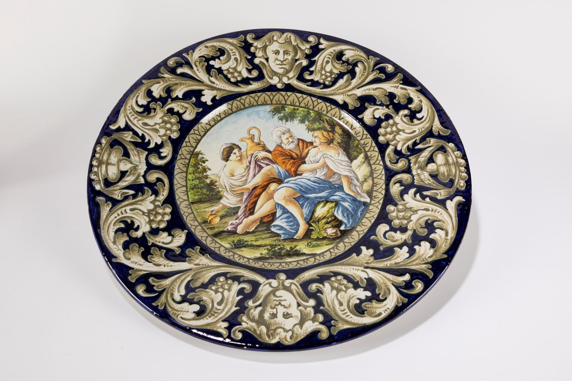 Two large plates in polychrome majolica, late 19th century - Image 2 of 3