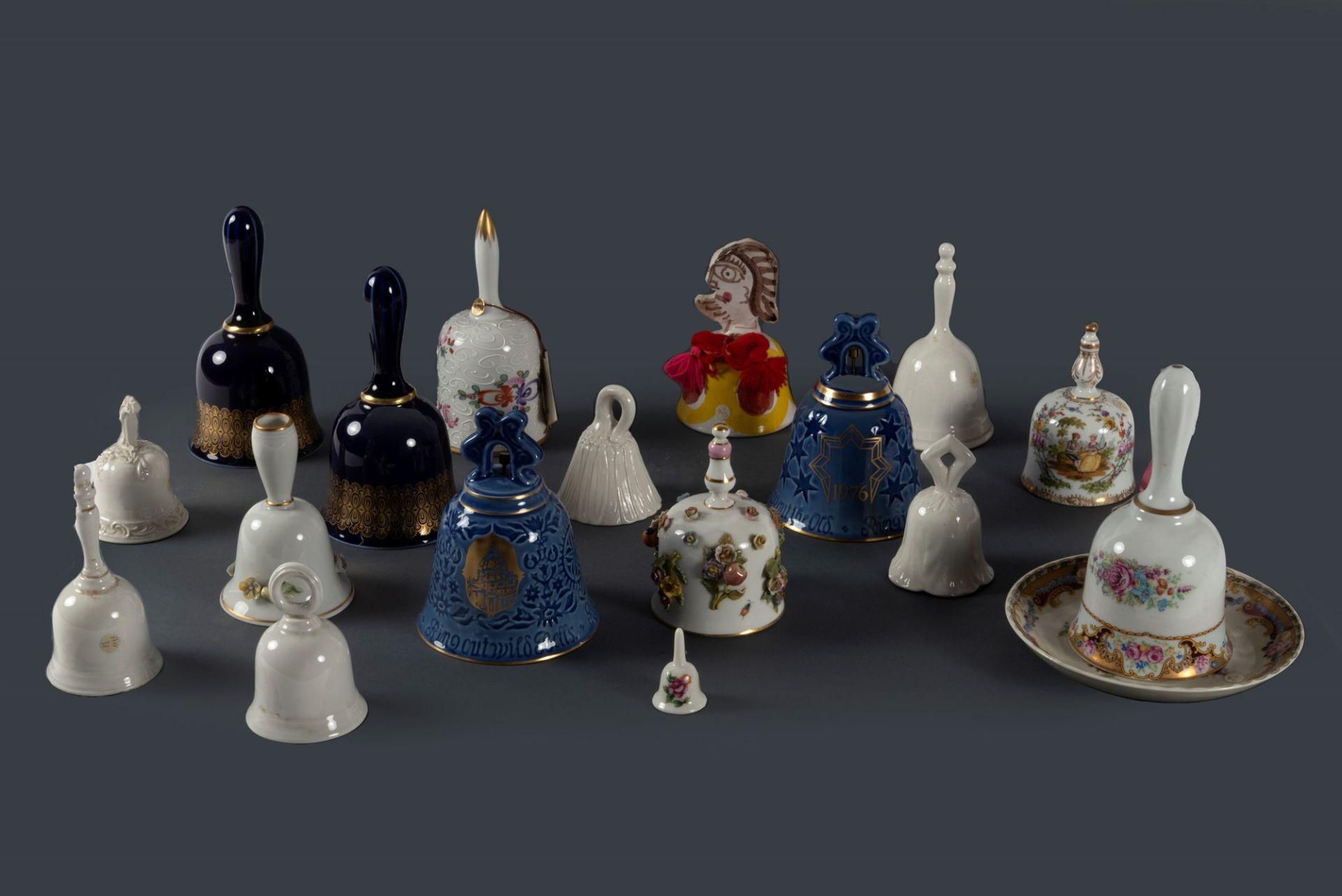Lot consisting of seventeen bells in porcelain and white and polychrome majolica, 20th century