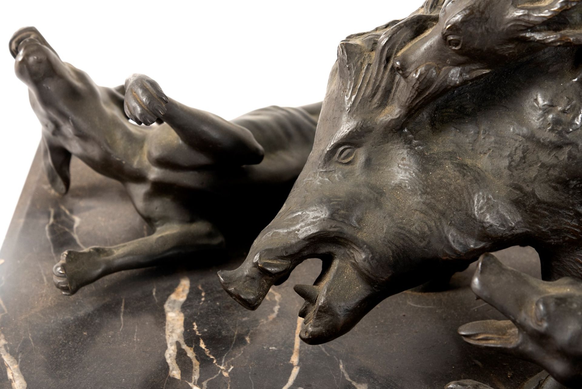 Bronze sculpture depicting a wild boar hunting scene, early 20th century - Image 2 of 2