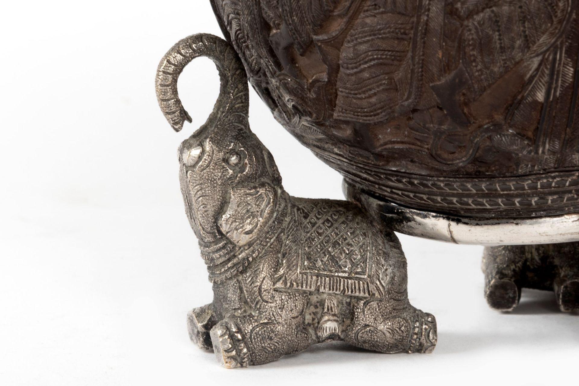 Finely carved coconut, with elephant-shaped feet in silvered metal, India 19th century - Bild 3 aus 5