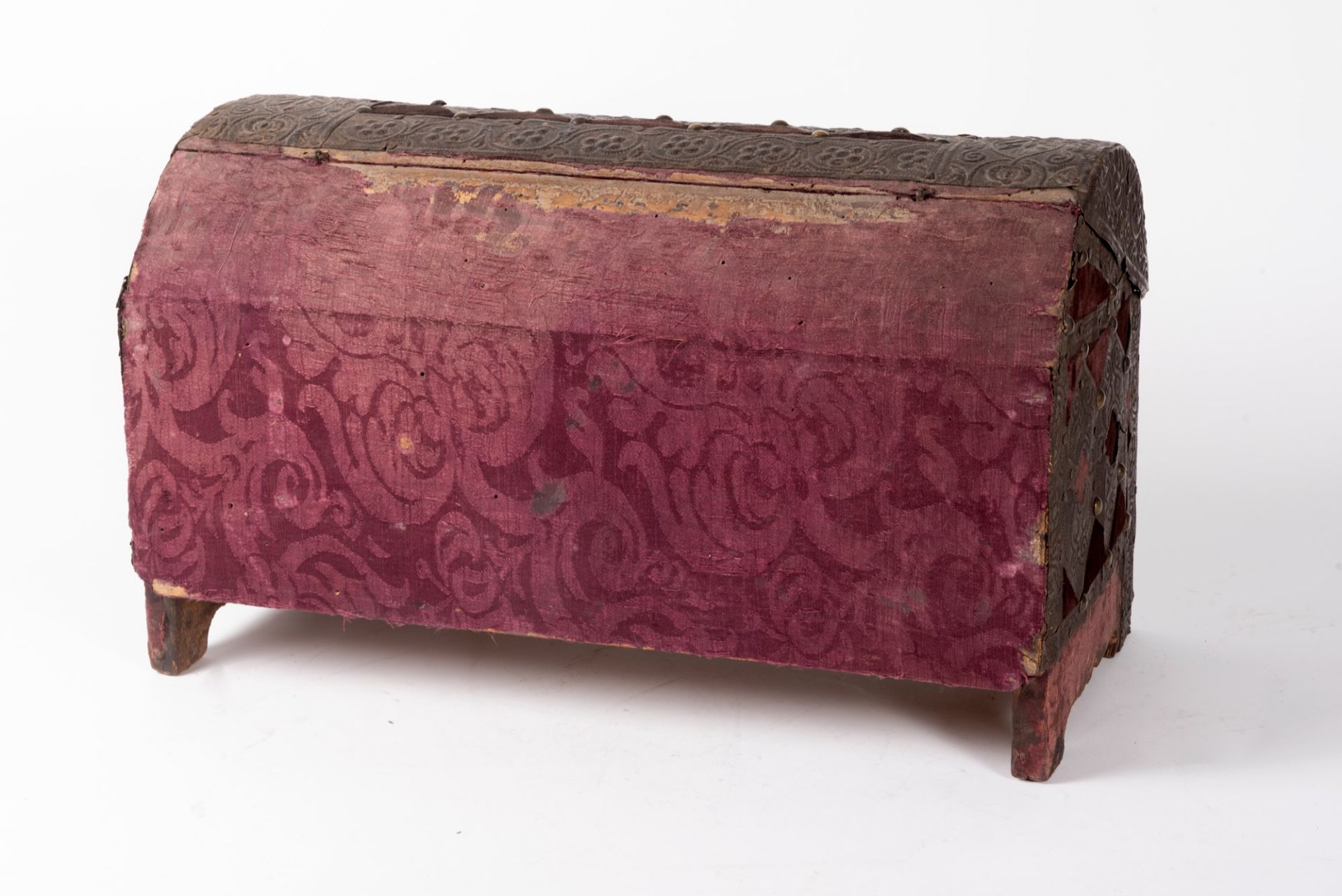 Wooden casket covered in embossed metal and red velvet, Venice 17th century - Image 3 of 4