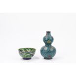 A lot comprising a double gourd cloisonné vase and a bowl. China, 19th century