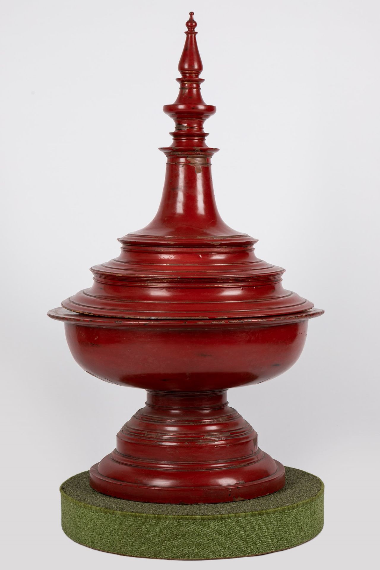 A red lacquer "Shun-Ok" offering vessel. Thailand/Burma, 20th century