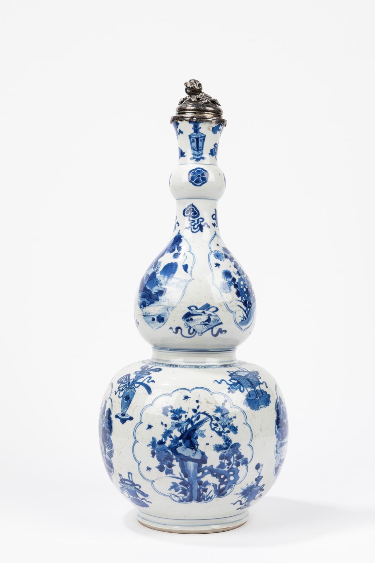 A blue and white double gourd vase. China, Kangxi Period (1661-1722)