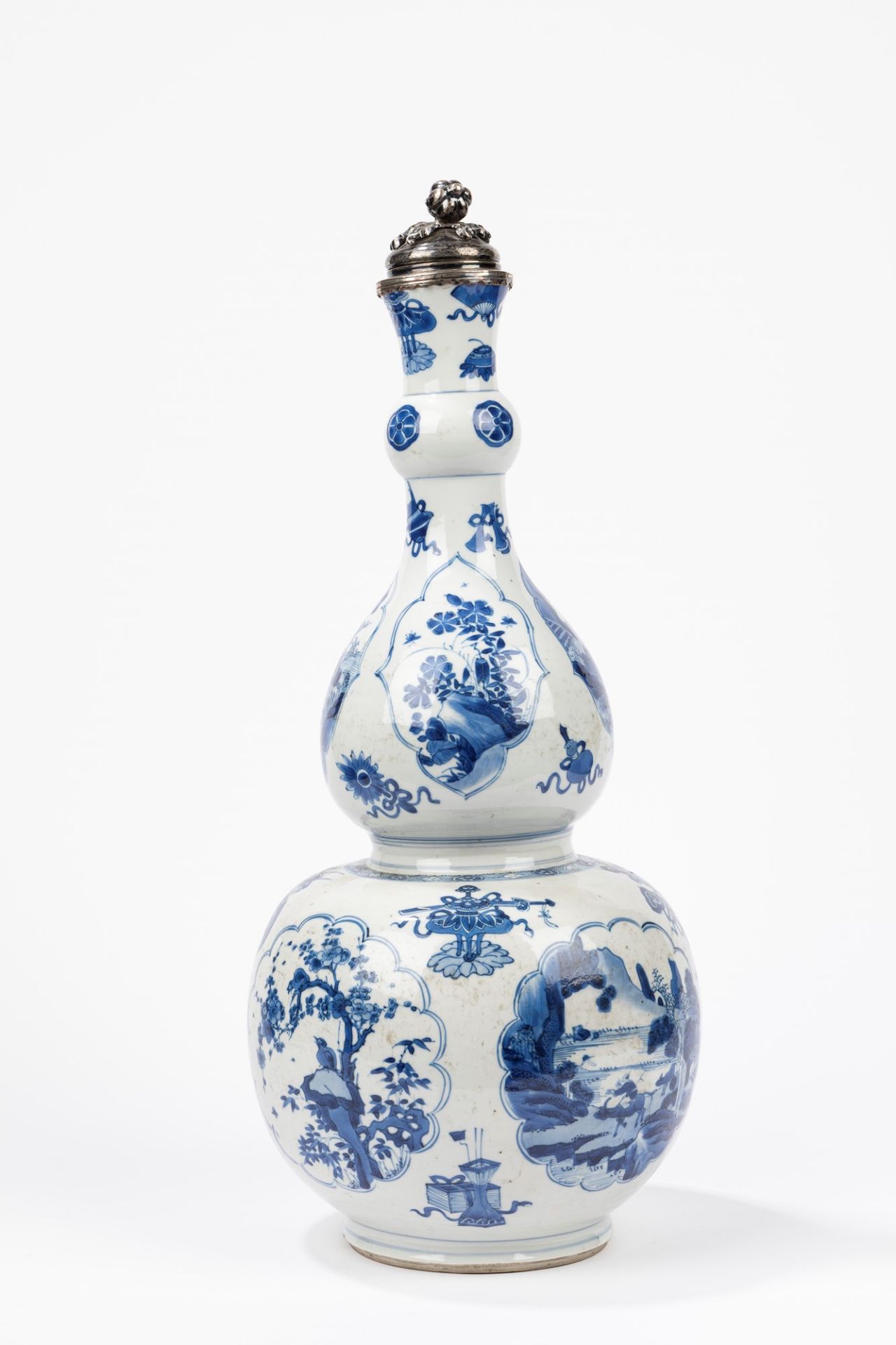 A blue and white double gourd vase. China, Kangxi Period (1661-1722) - Bild 3 aus 3