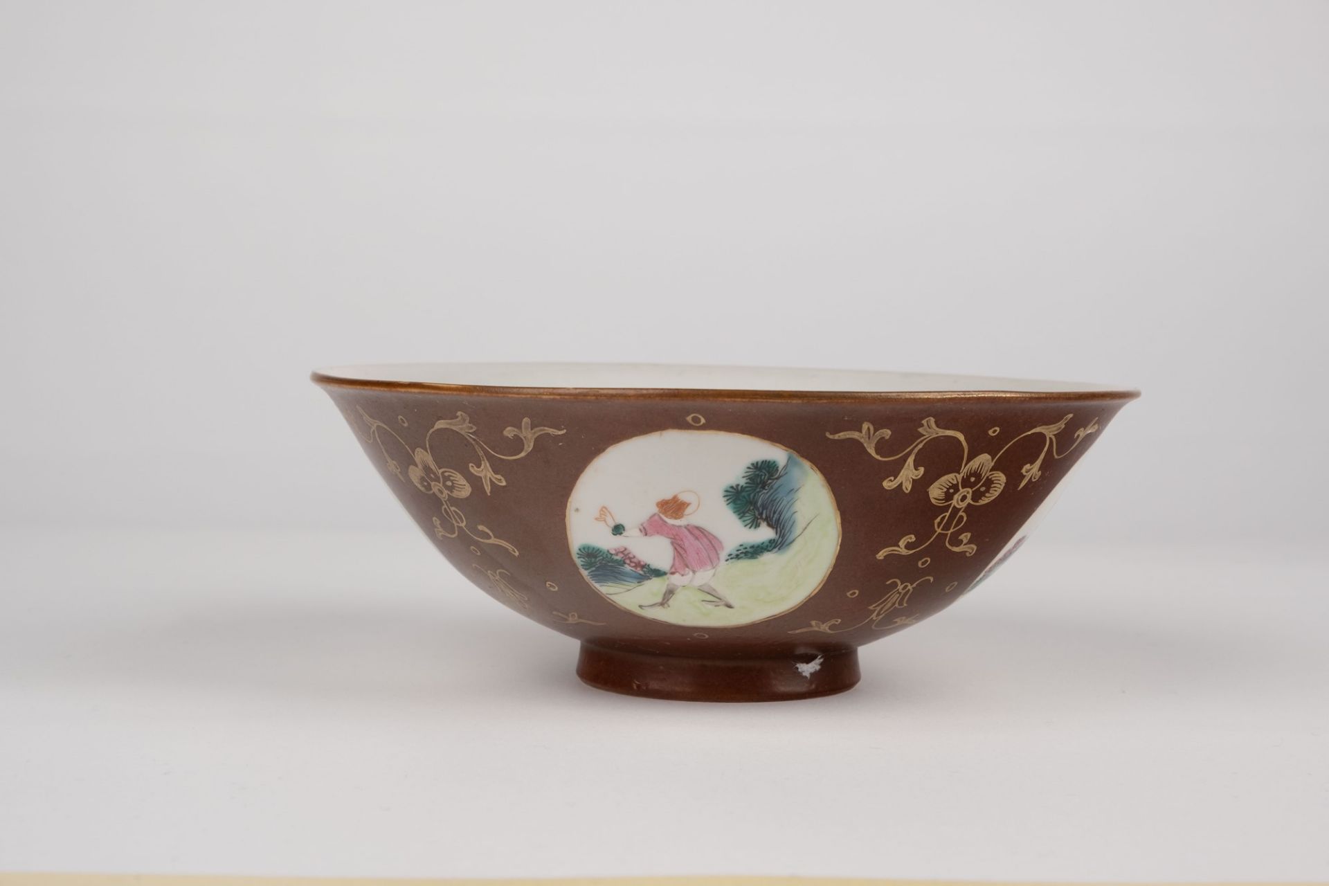 A brown ground bowl. China, 18th c. - Bild 3 aus 3
