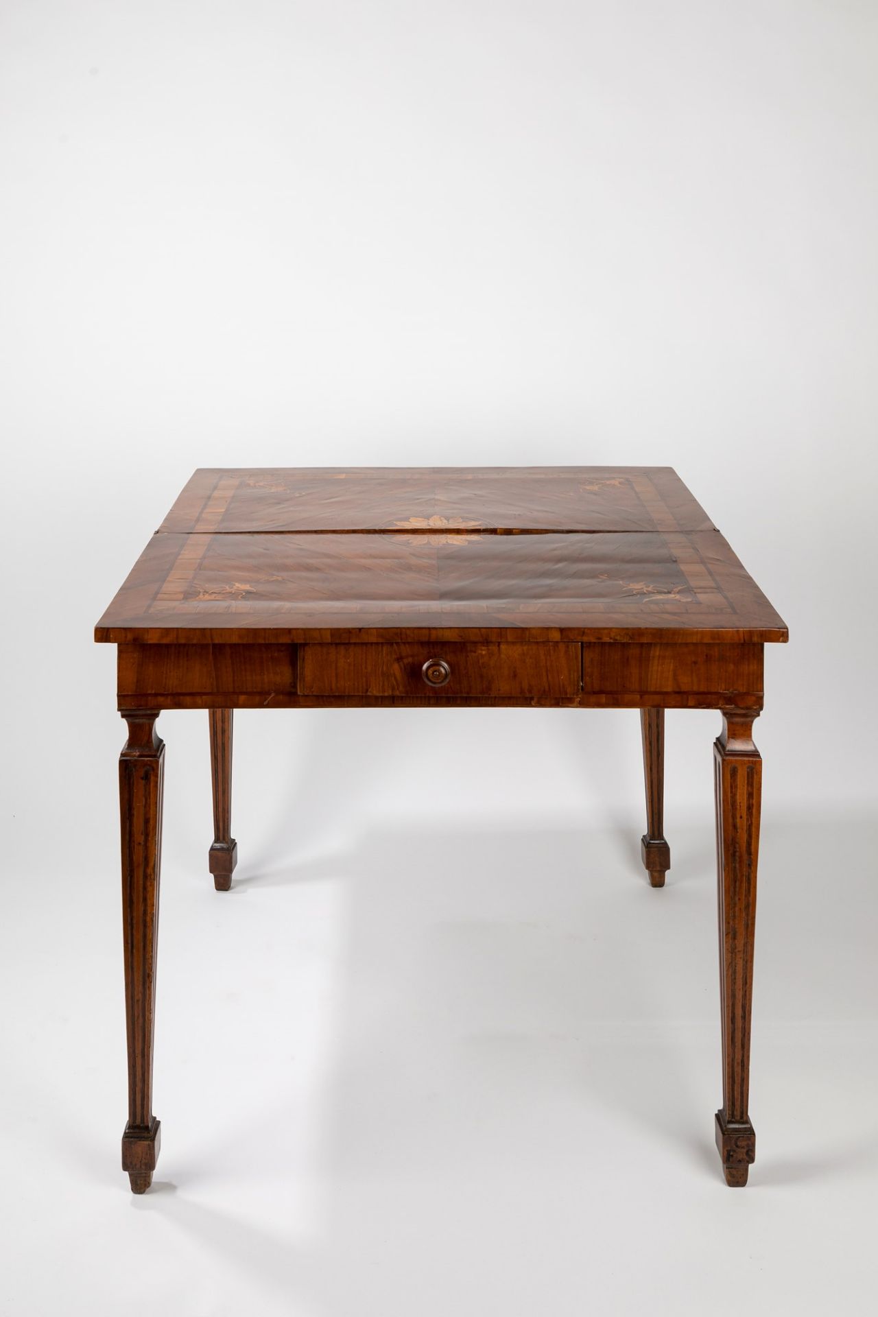 A card table veneered and inlaid in precious woods. Emilia, late eighteenth century