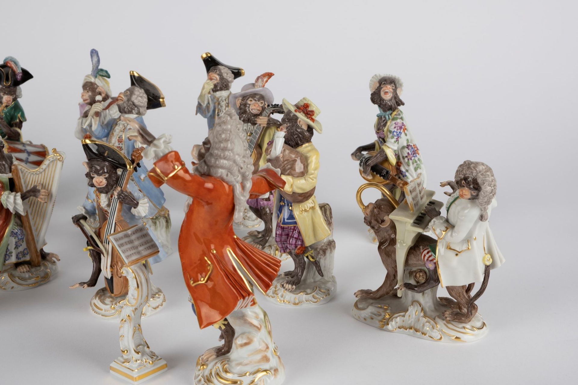 "The Monkey Orchestra". Meissen porcelain, 20th c. - Image 4 of 5