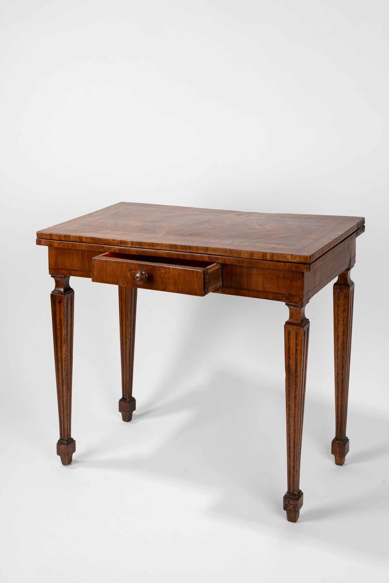 A card table veneered and inlaid in precious woods. Emilia, late eighteenth century - Image 3 of 3