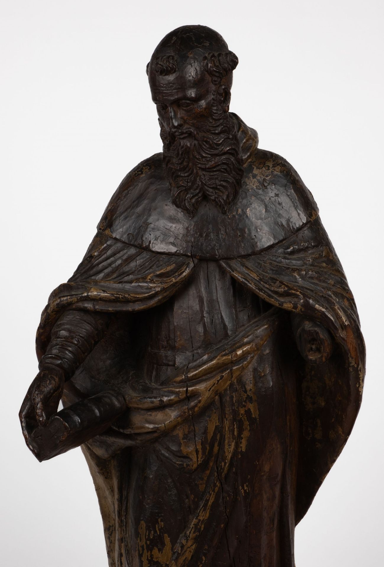 A carved wood sculpture with traces of lacquering depicting a Saint. XVIII century - Image 2 of 2