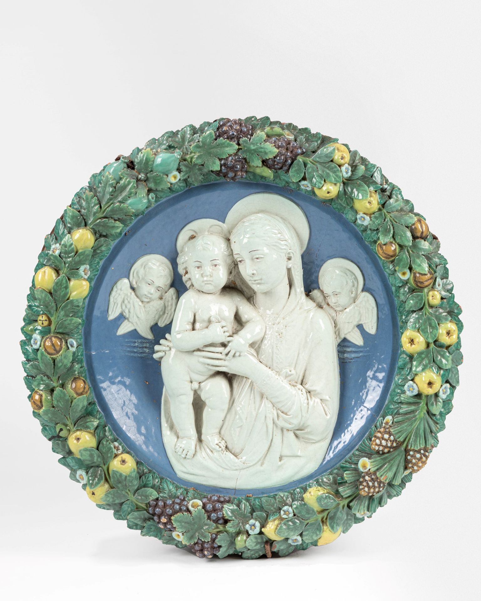 Large tondo in the style of the Della Robbias. Cantagalli manufacture, late 19th century