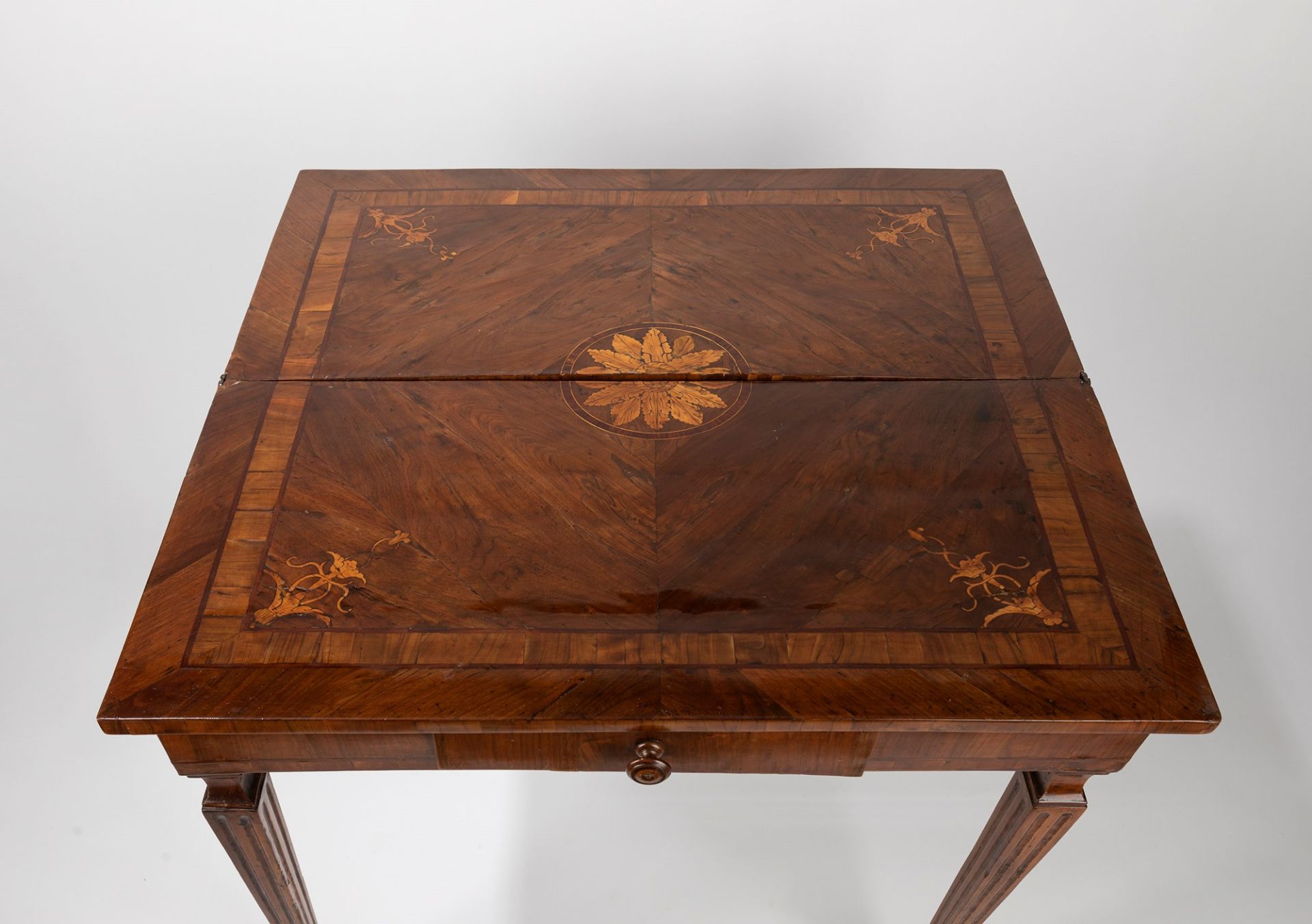 A card table veneered and inlaid in precious woods. Emilia, late eighteenth century - Image 2 of 3