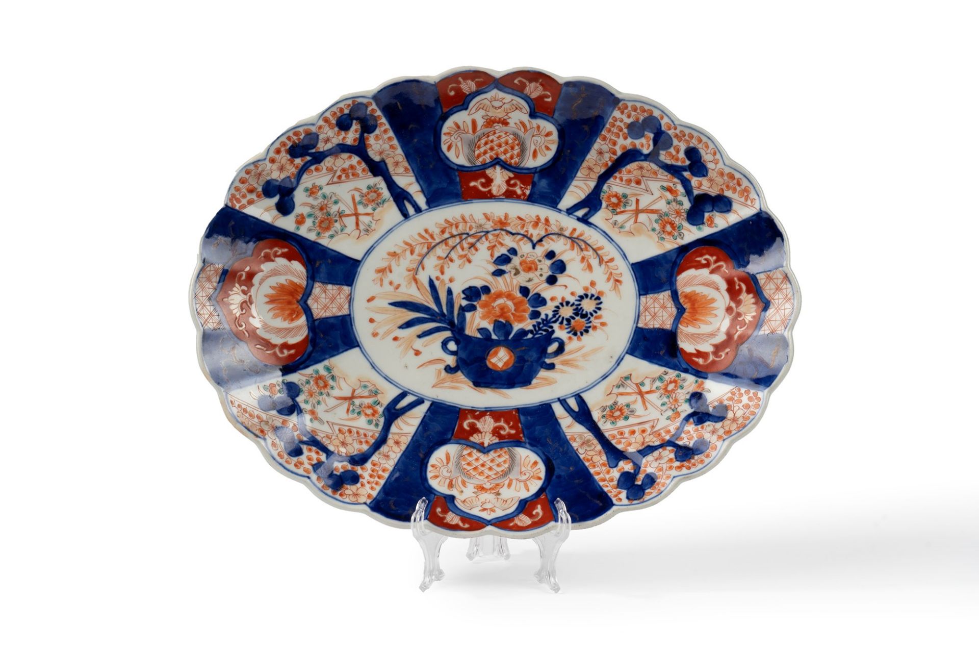 Two Imari plates in polychrome porcelain, 19th-20th centuries - Image 3 of 5