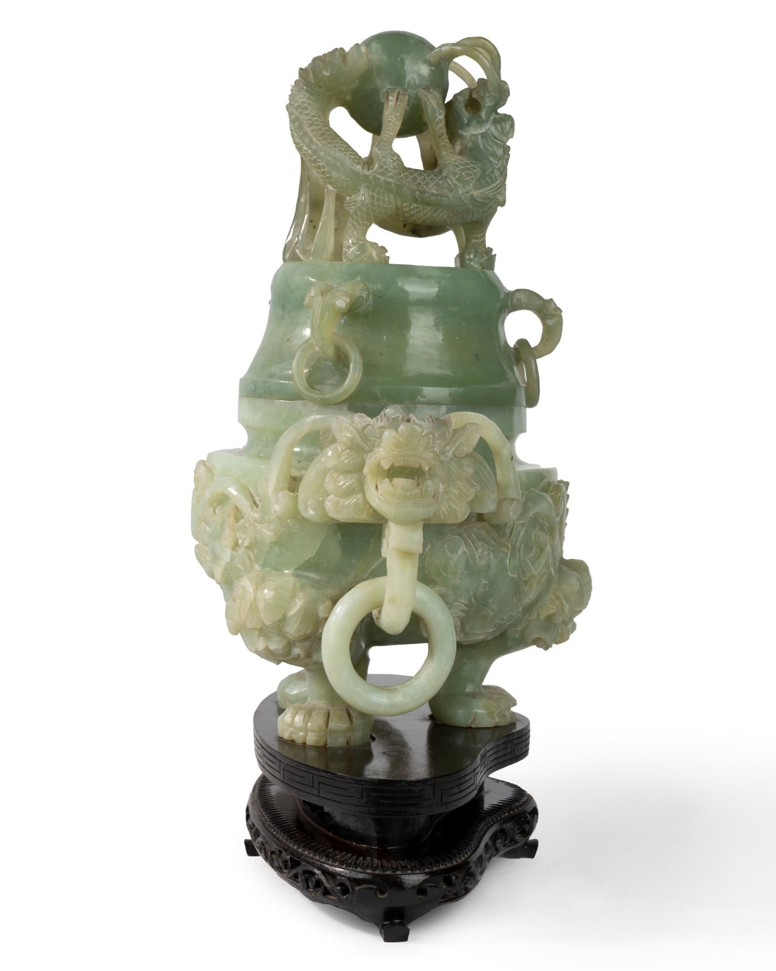 Tripod in green stone with masks and rings on a wooden base, China, 20th century - Bild 3 aus 4