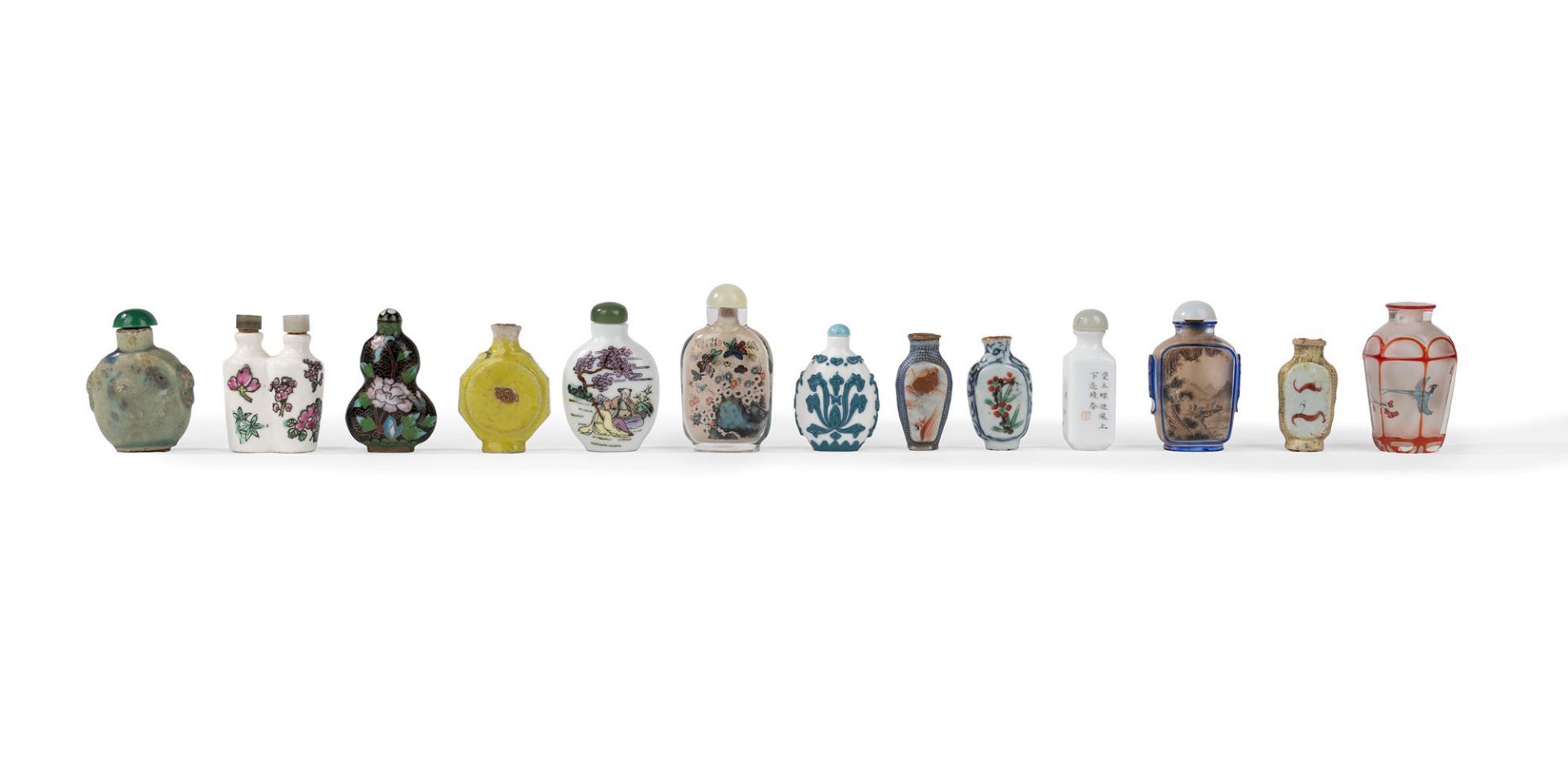 Thirteen snuff bottles in different materials, China, 20th century - Bild 2 aus 3