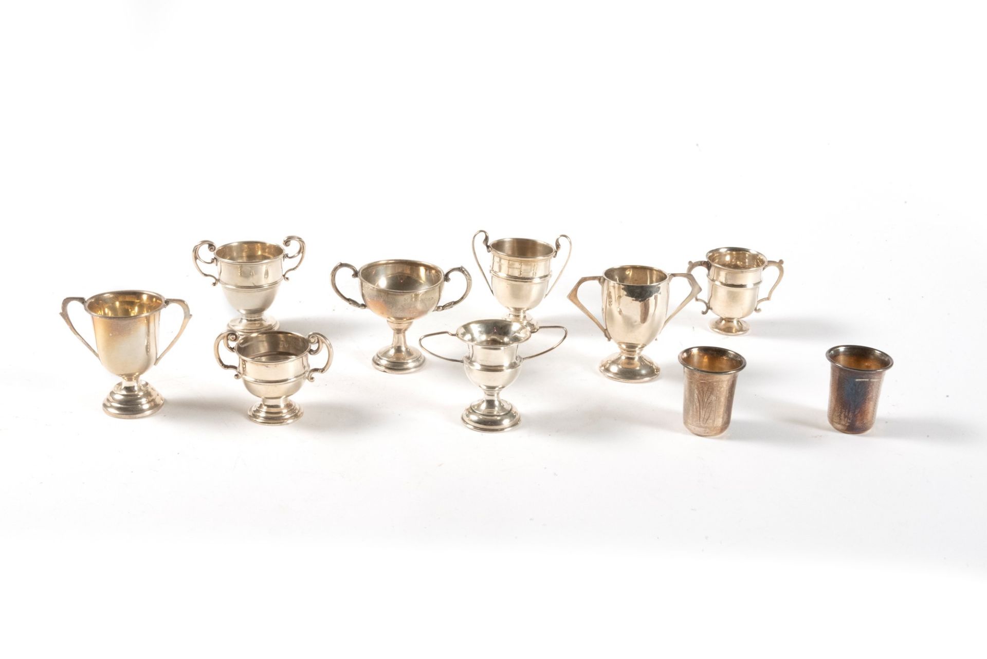 Lotto composto da otto coppette e due bicchierini in argento, Inghilterra secolo XX