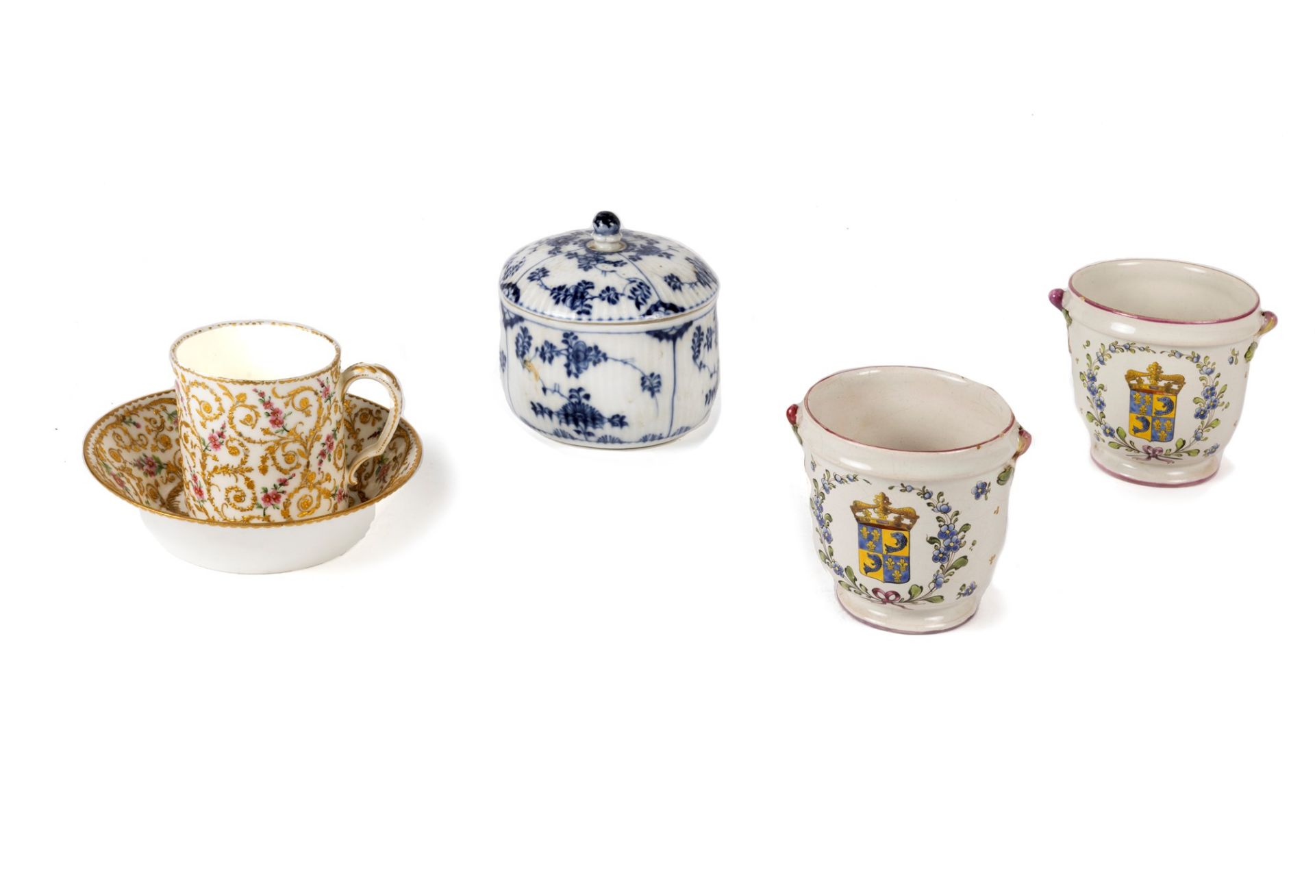 Lot composed of two porcelain objects: a cup, a potiche; and a pair of majolica vases, 18th-19th cen