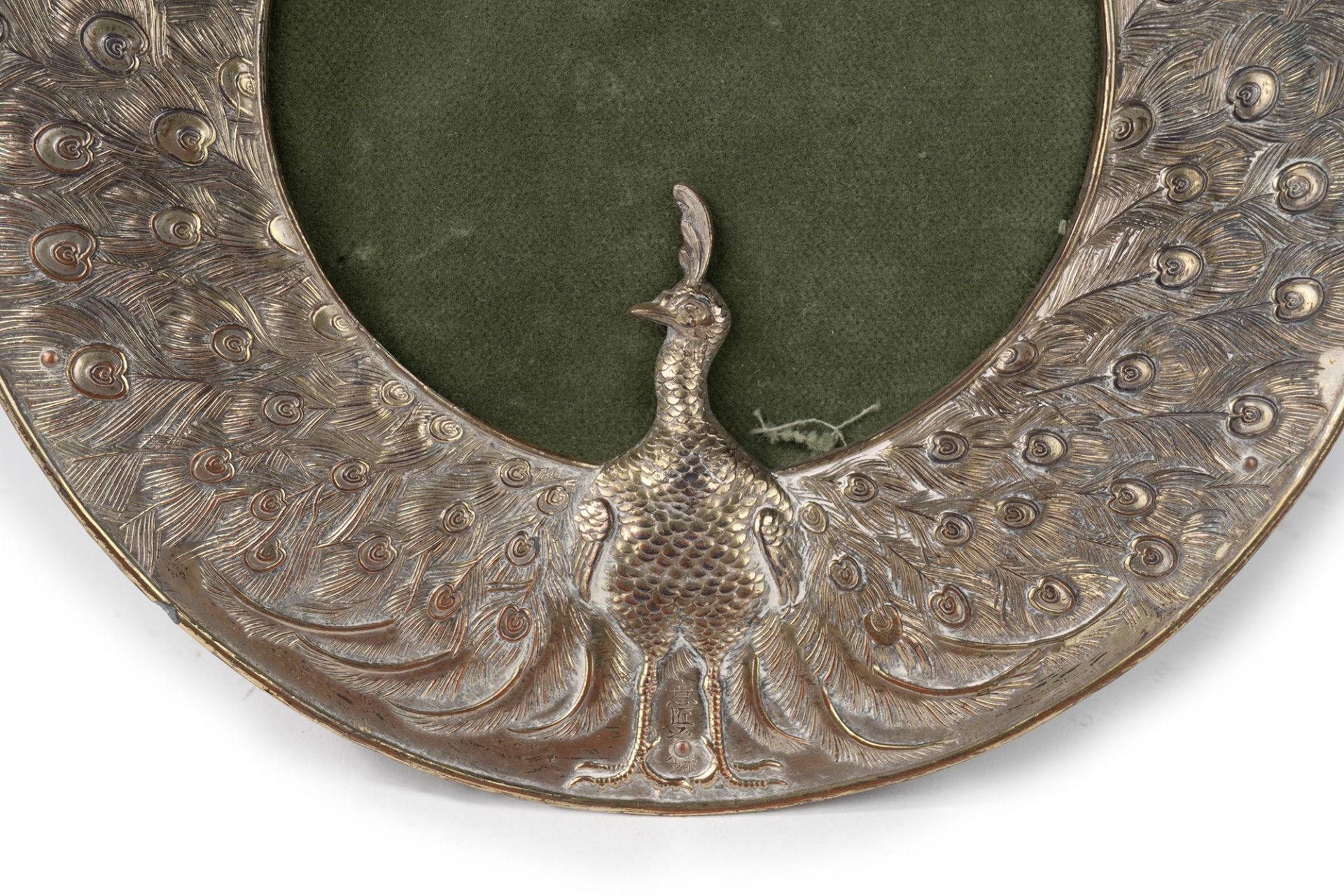 Oriental silver-plated copper photograph holder representing a peacock, 20th century - Bild 4 aus 4
