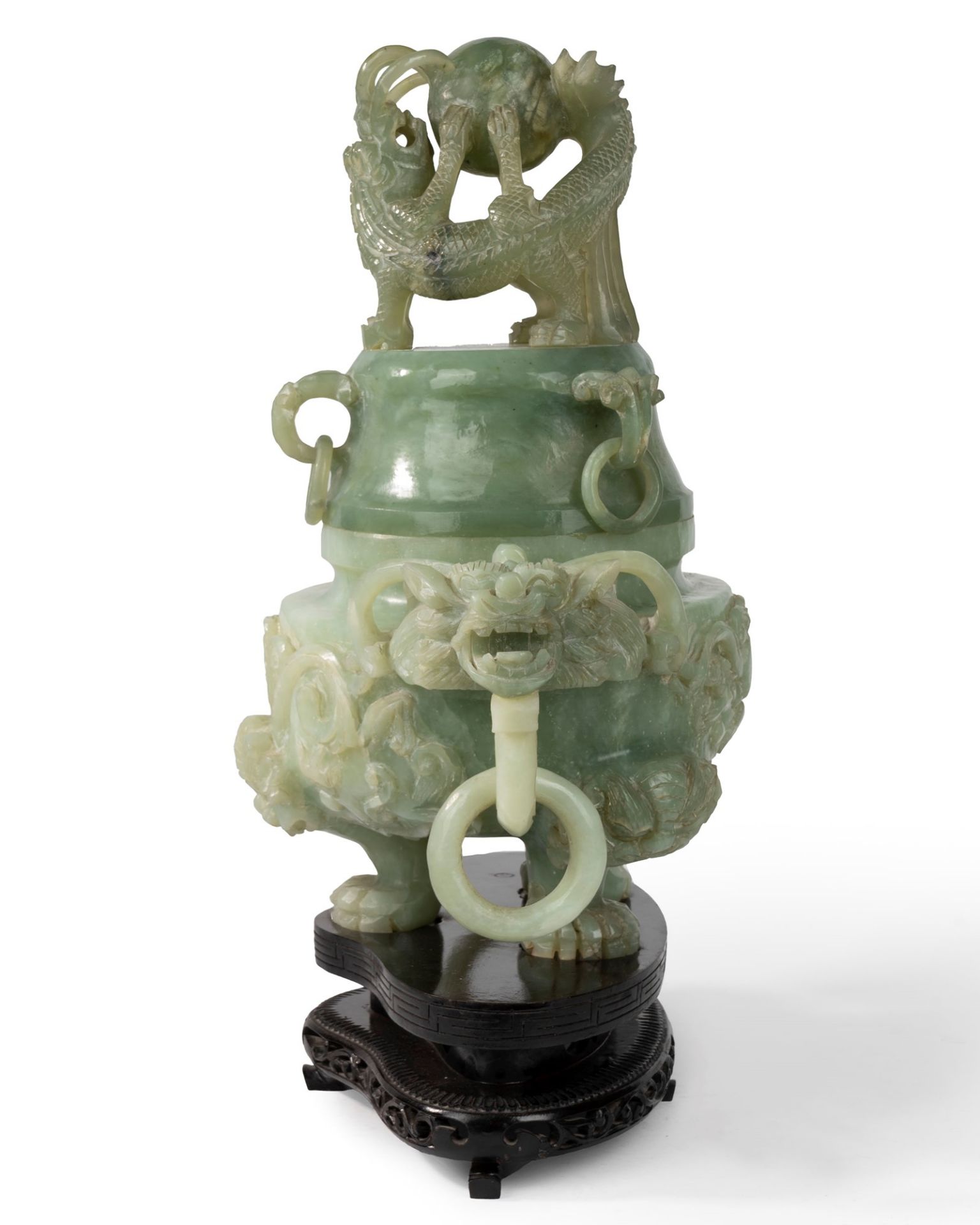 Tripod in green stone with masks and rings on a wooden base, China, 20th century - Bild 4 aus 4