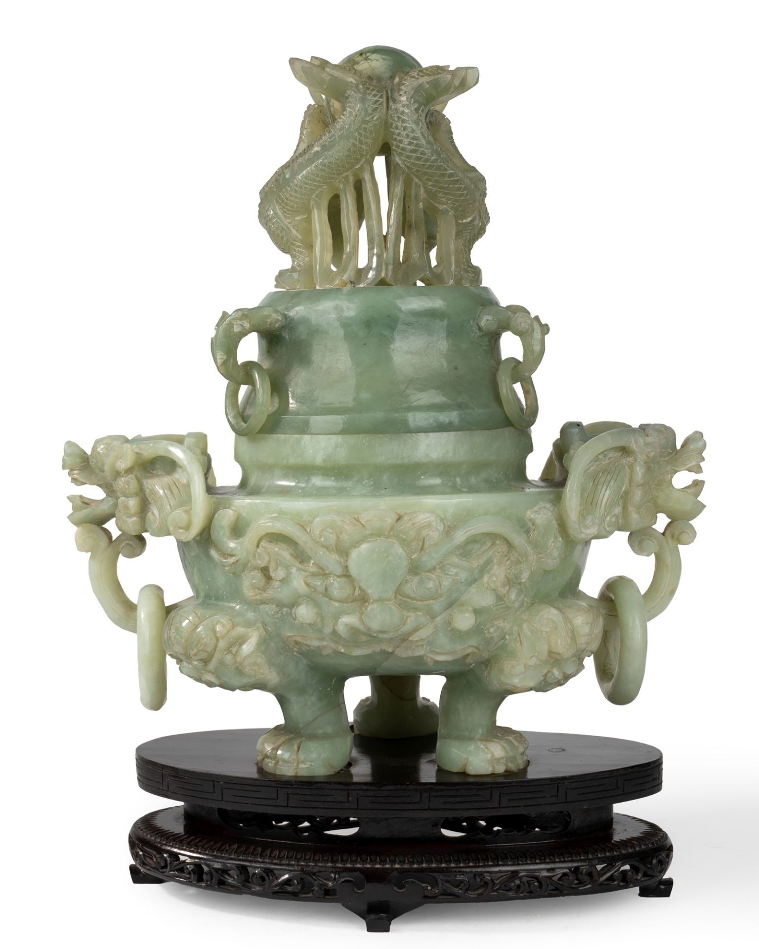 Tripod in green stone with masks and rings on a wooden base, China, 20th century - Bild 2 aus 4